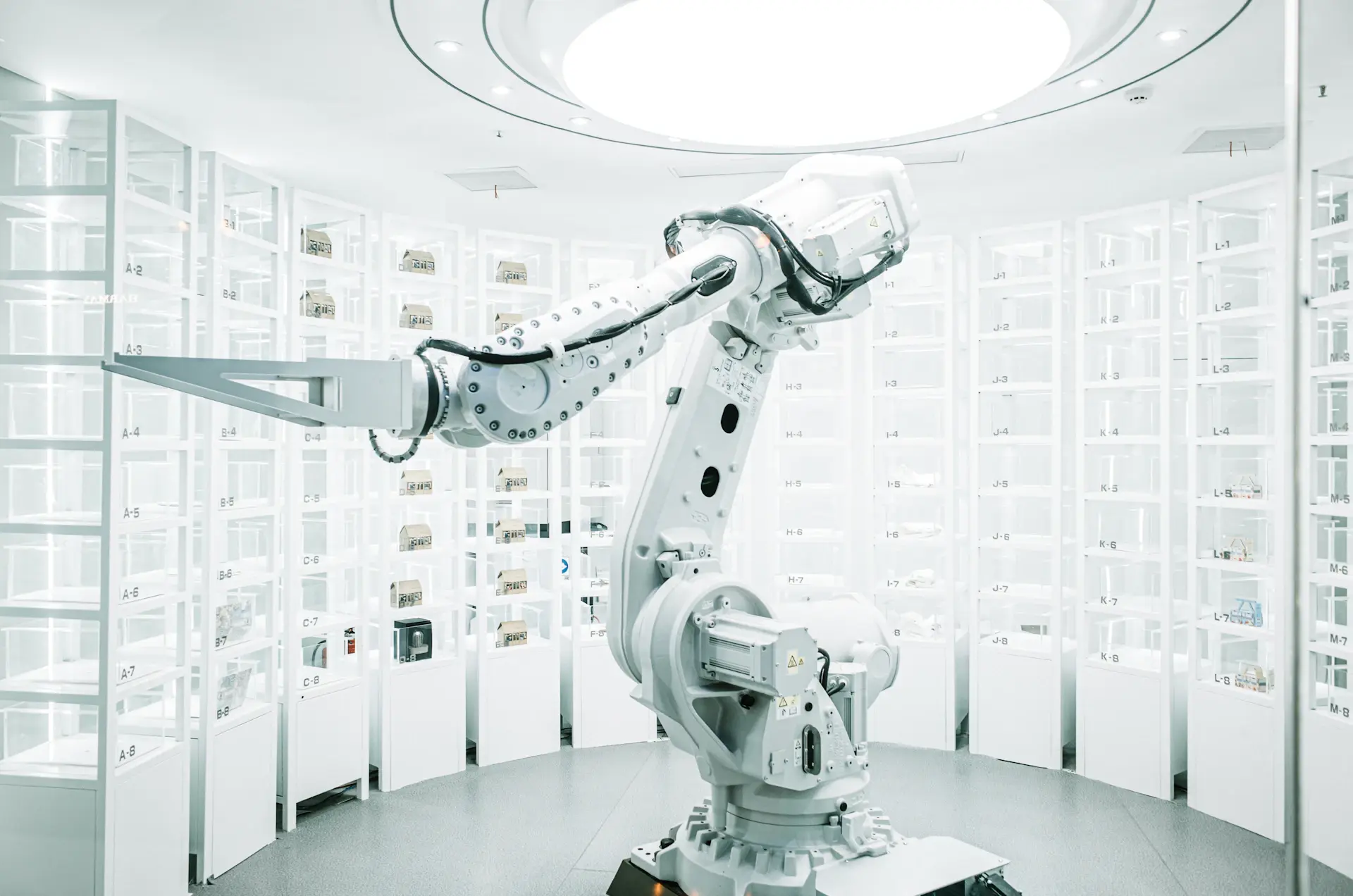 Cánh tay robot công nghiệp vận hành trên dây chuyền tự động