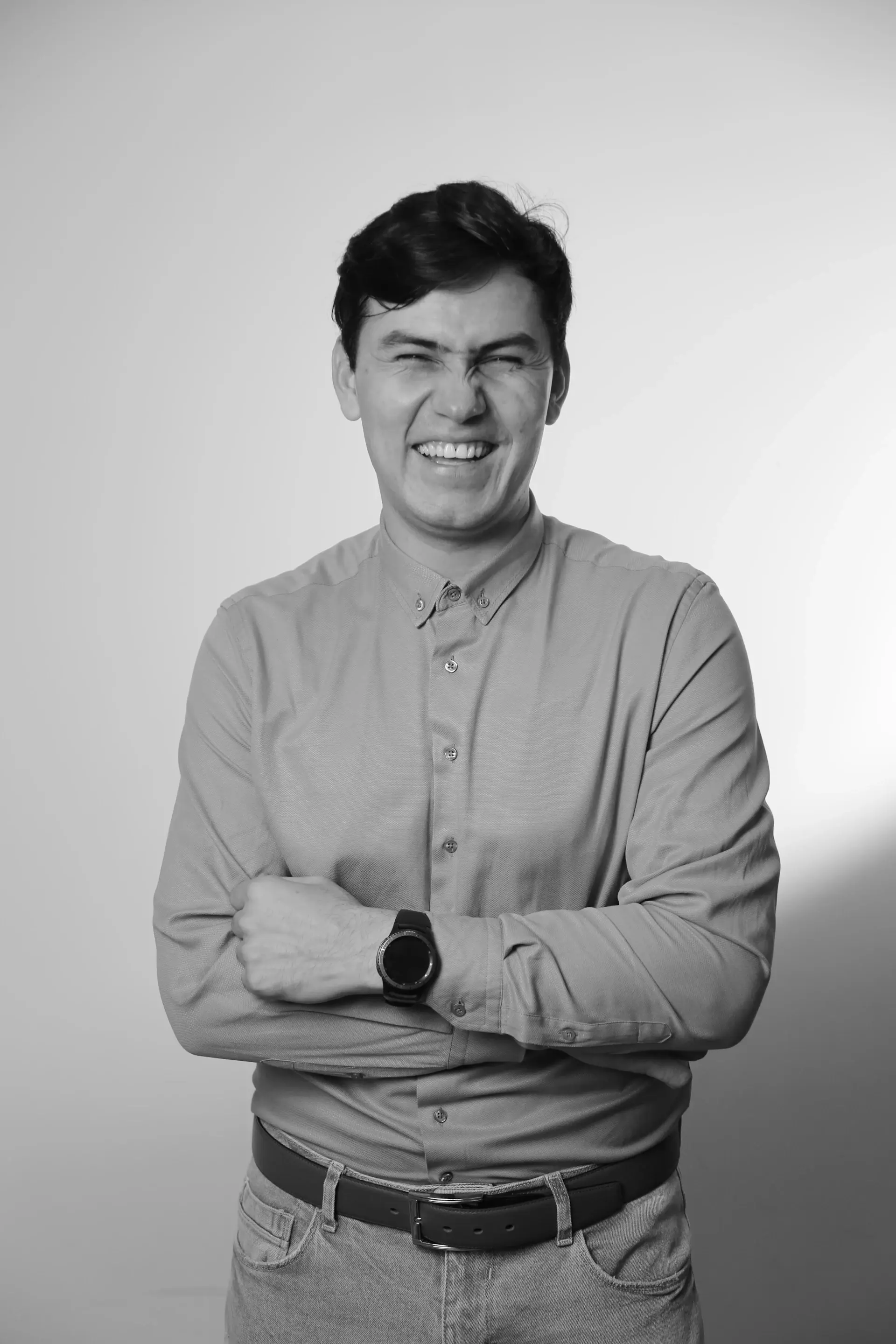 Founder NanoLab bên thiết bị cảm biến sinh học trong phòng sạch