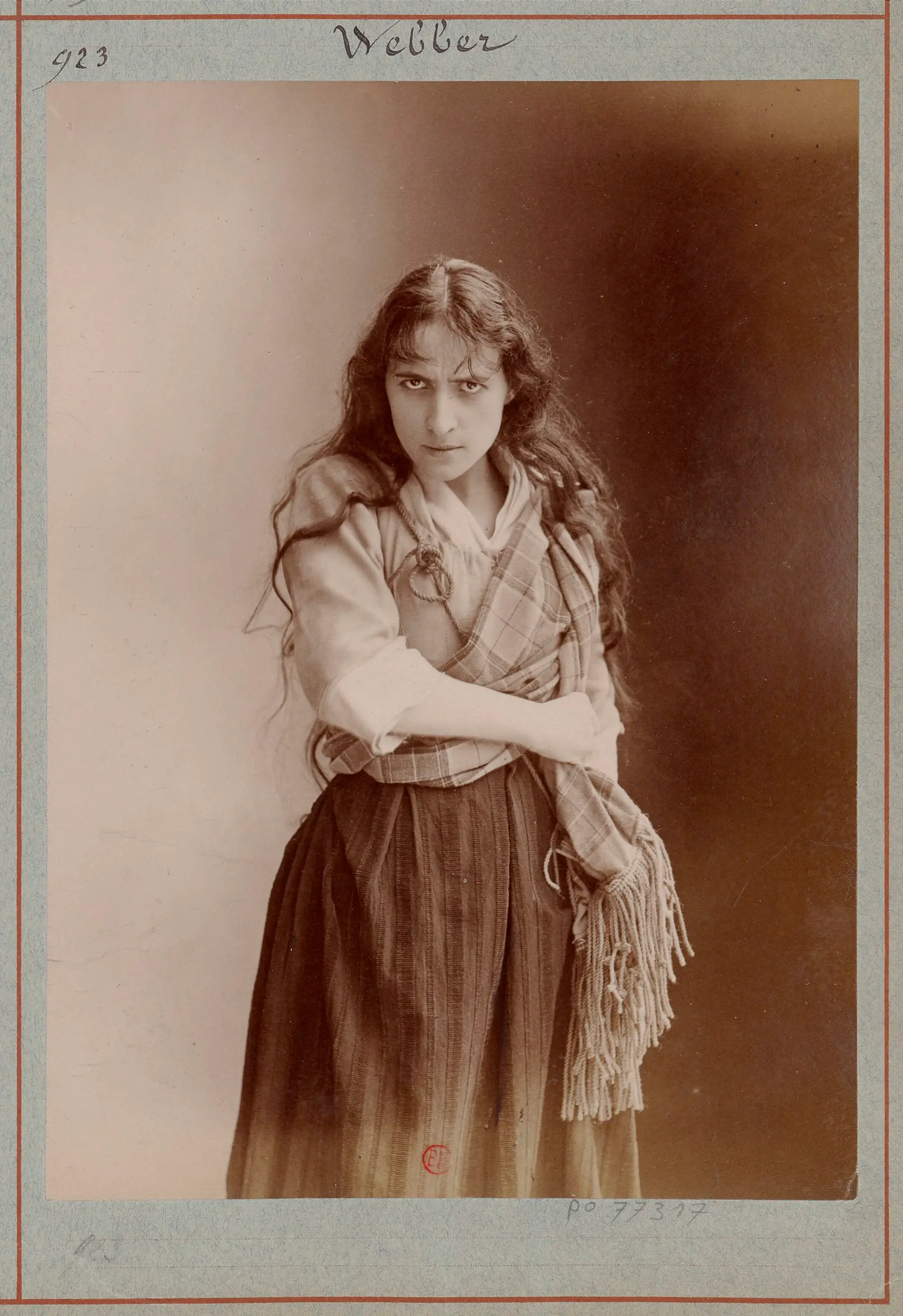 Chân dung sepia của bà Lê Thanh Mai, nghệ nhân trưởng atelier