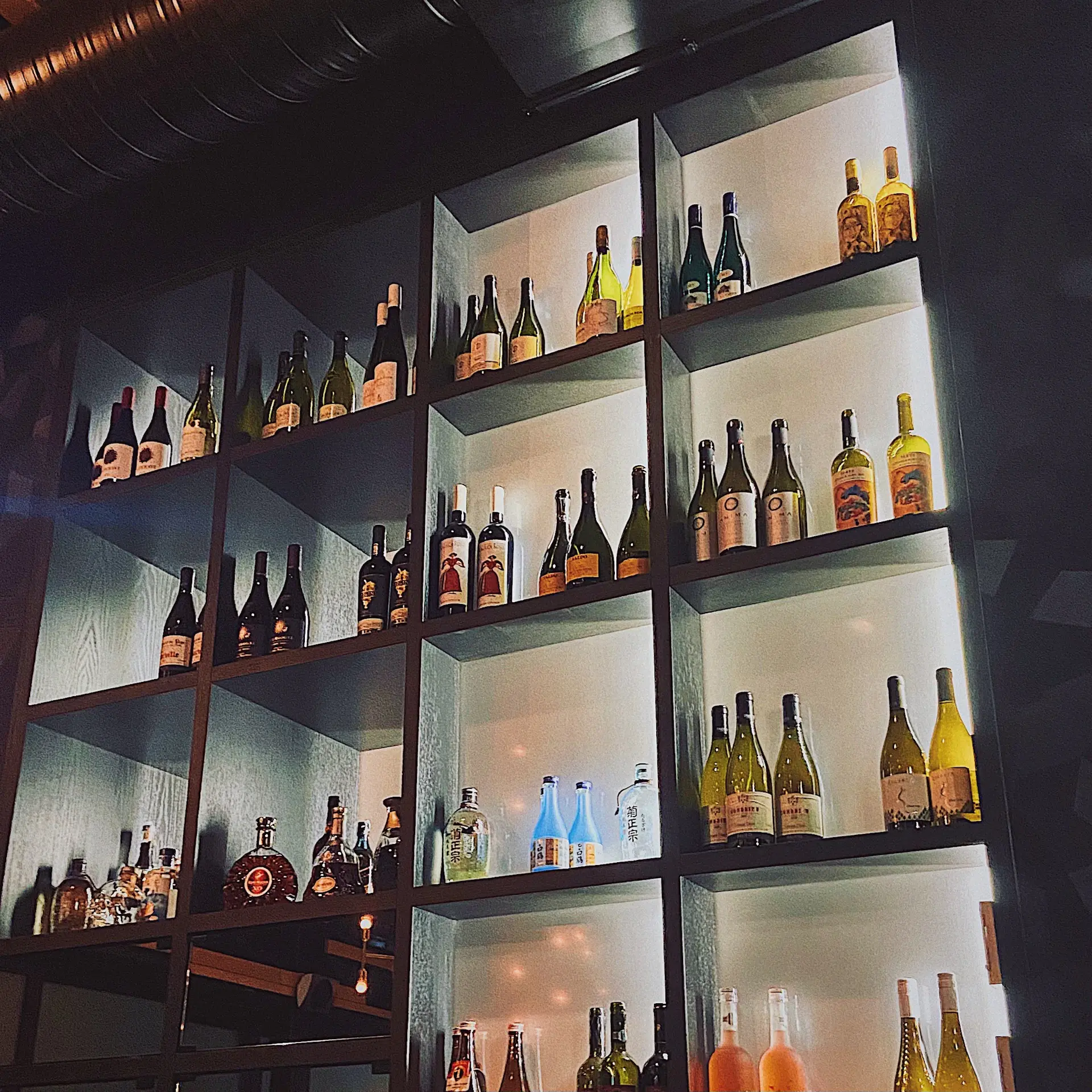 Quầy bar đồng và rượu vang