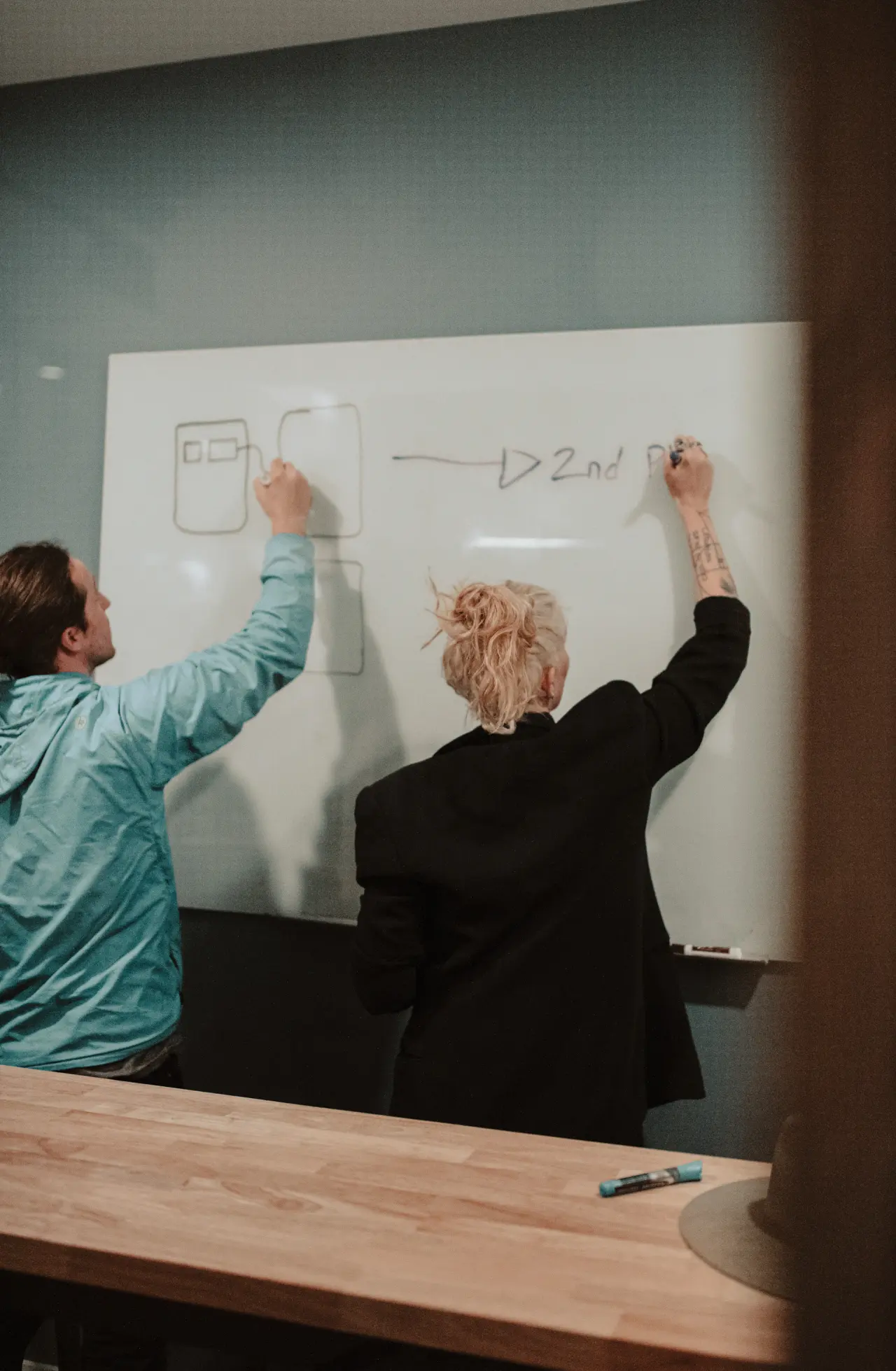Thành viên MangoAds cộng tác trong buổi brainstorm