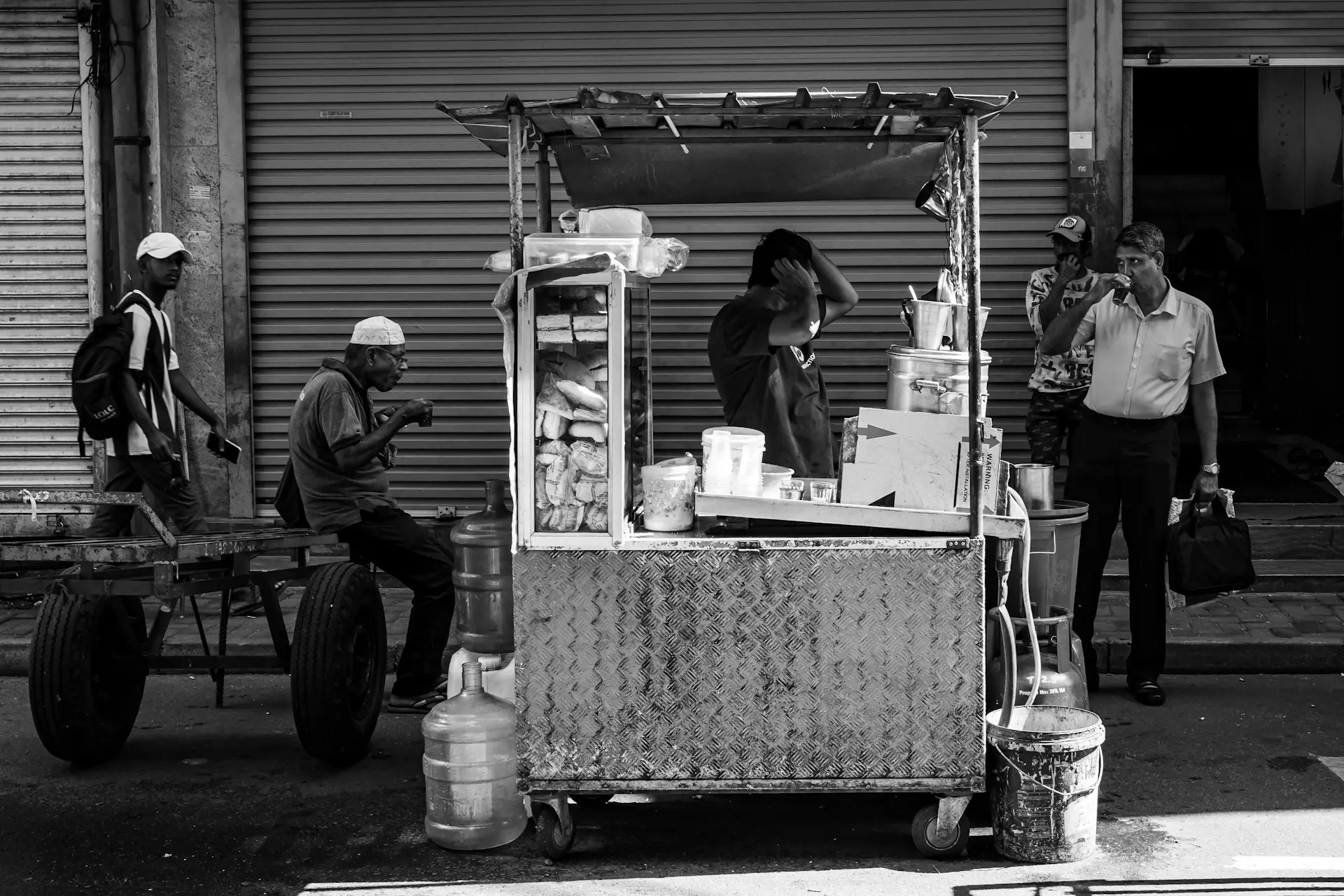 Tình nguyện viên Chữ thập đỏ chở nước sạch qua con hẻm ngập nước