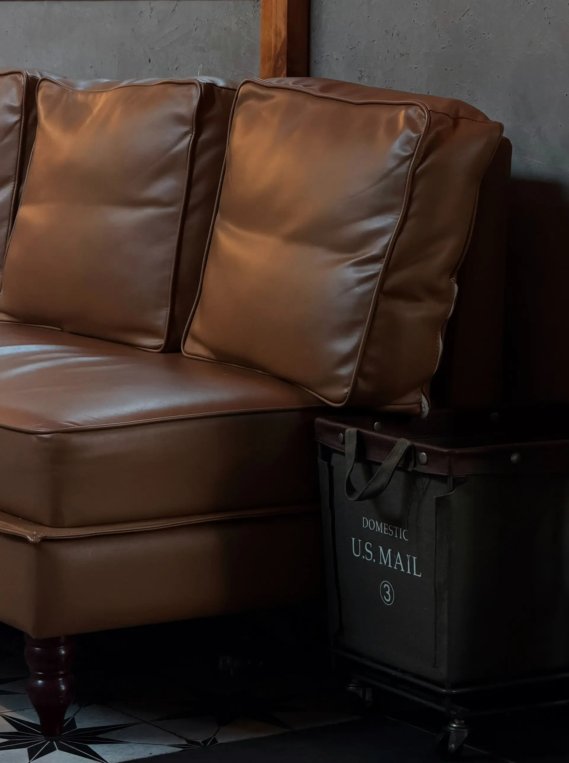 Sofa góc Veld bọc da thật tông nâu trầm