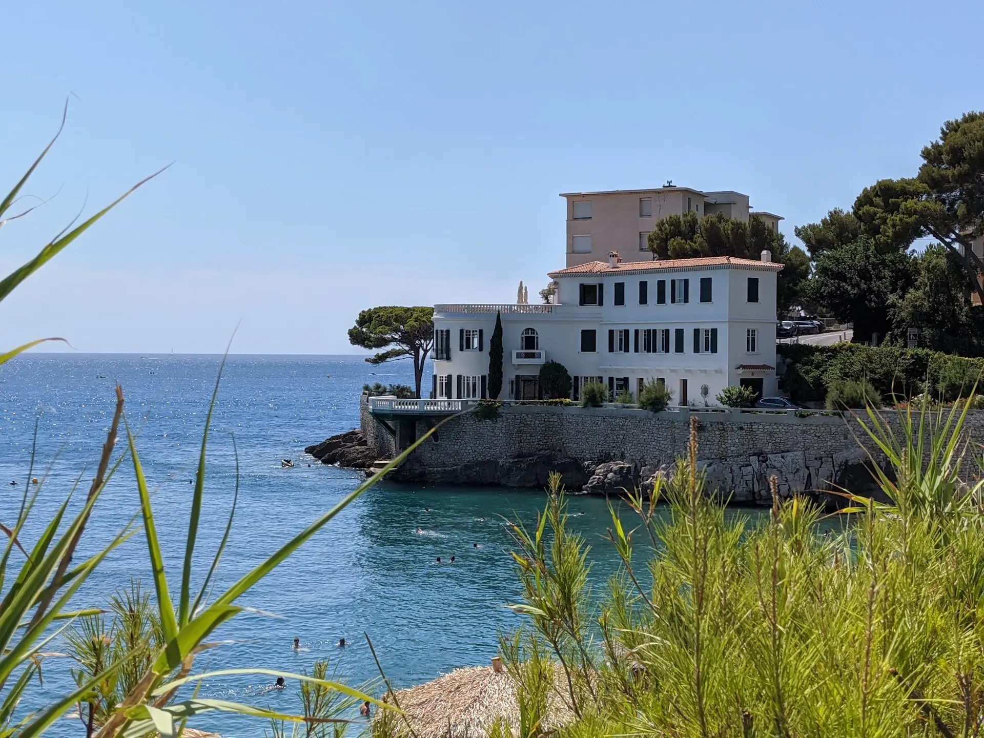 A motorcar beside a modernist coastal house on the Riviera