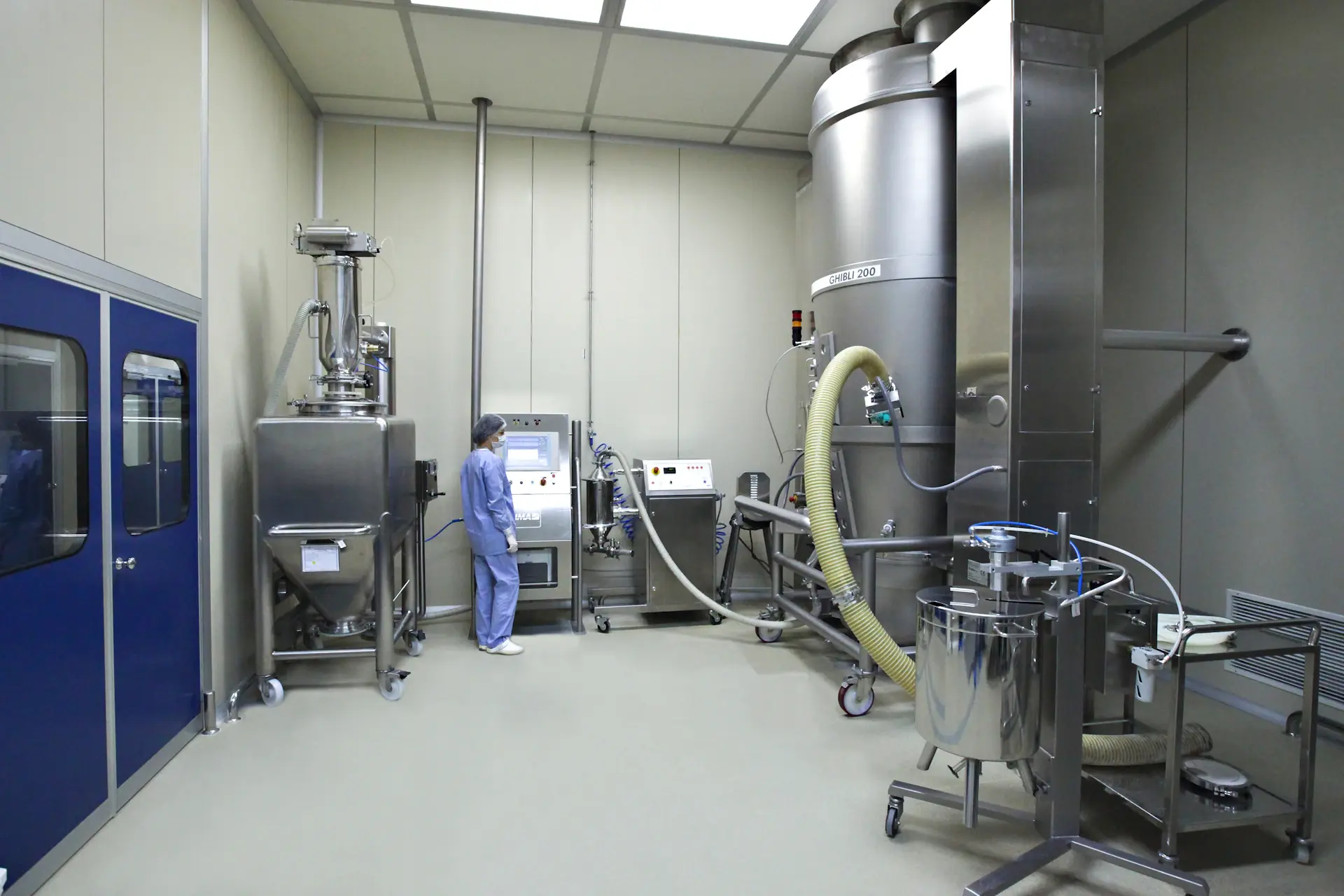 Wafer bán dẫn và chip vi mạch trong phòng sạch