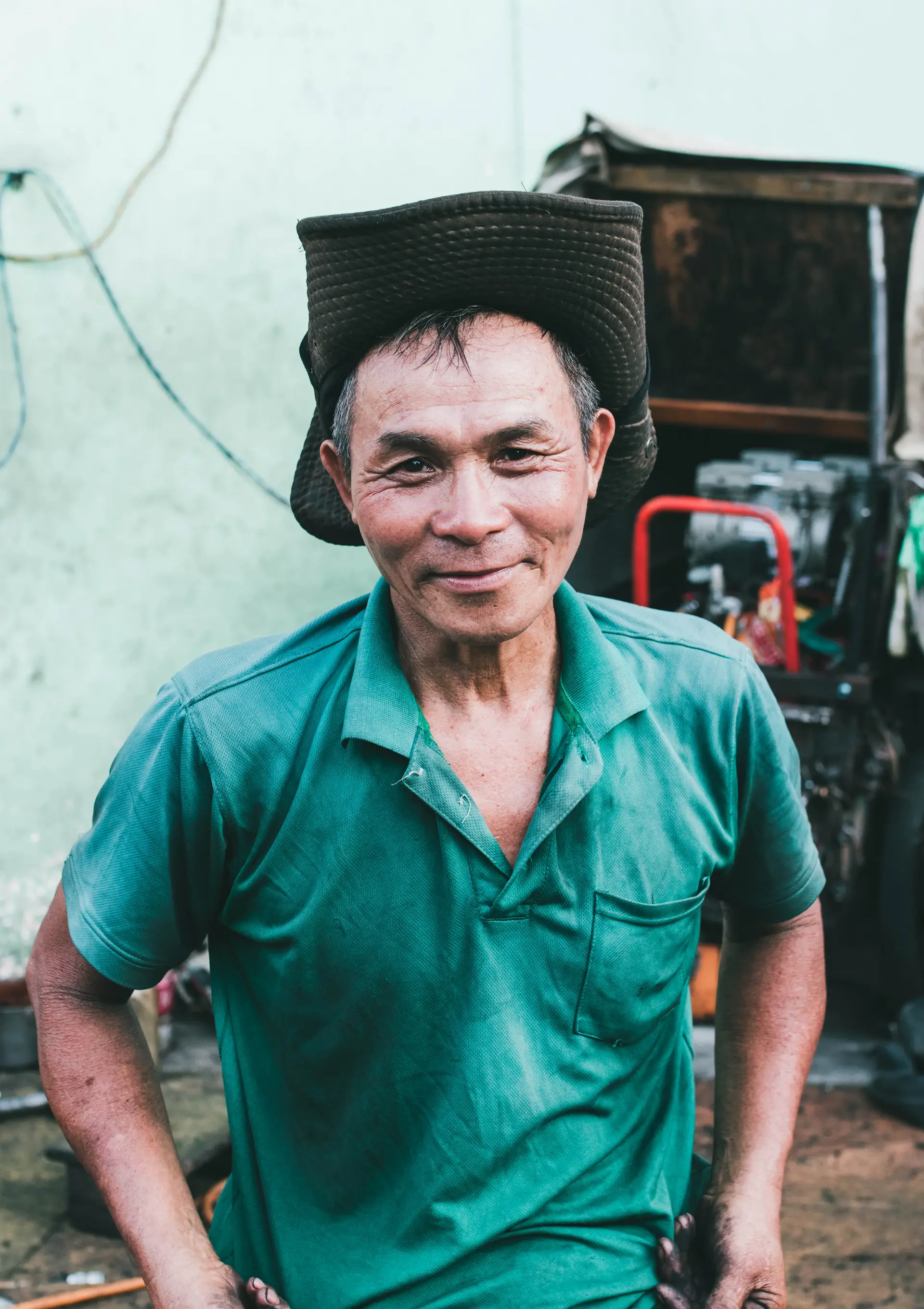 Chân dung nghệ nhân Phan Văn Hải tại atelier