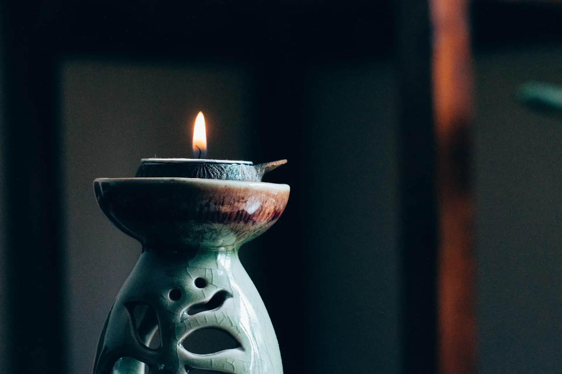 Không gian tư vấn tâm linh ấm áp ánh nến tại Mystica Tarot