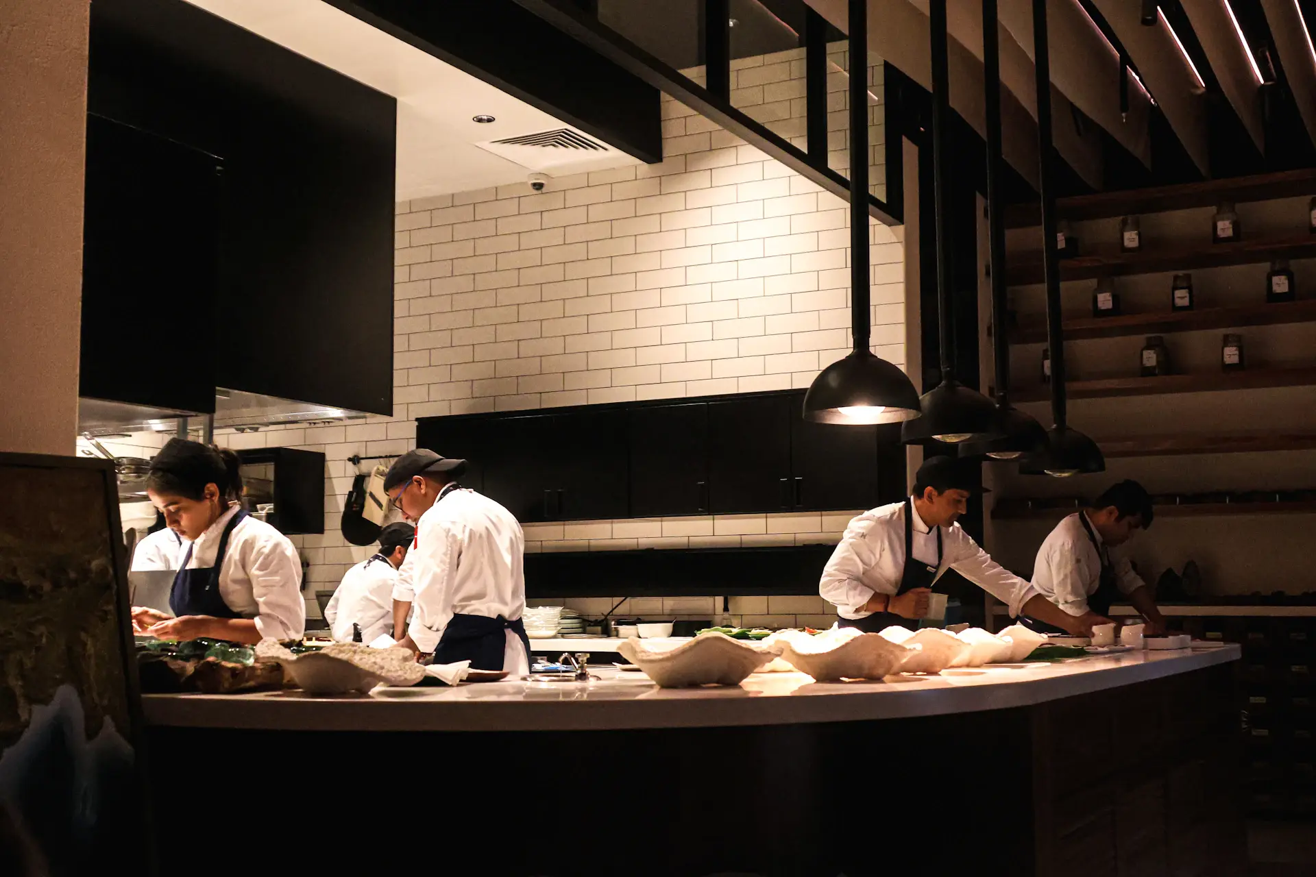 Chef-table counter 8 ghế đối diện bếp omakase mở