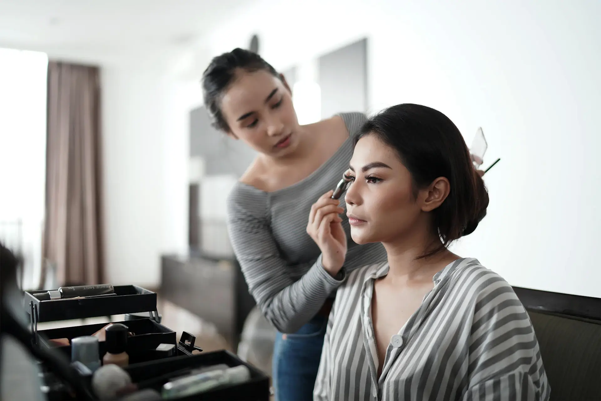 Beauty consultant Elysian Glow tư vấn 1-1 cho khách tại showroom luxury