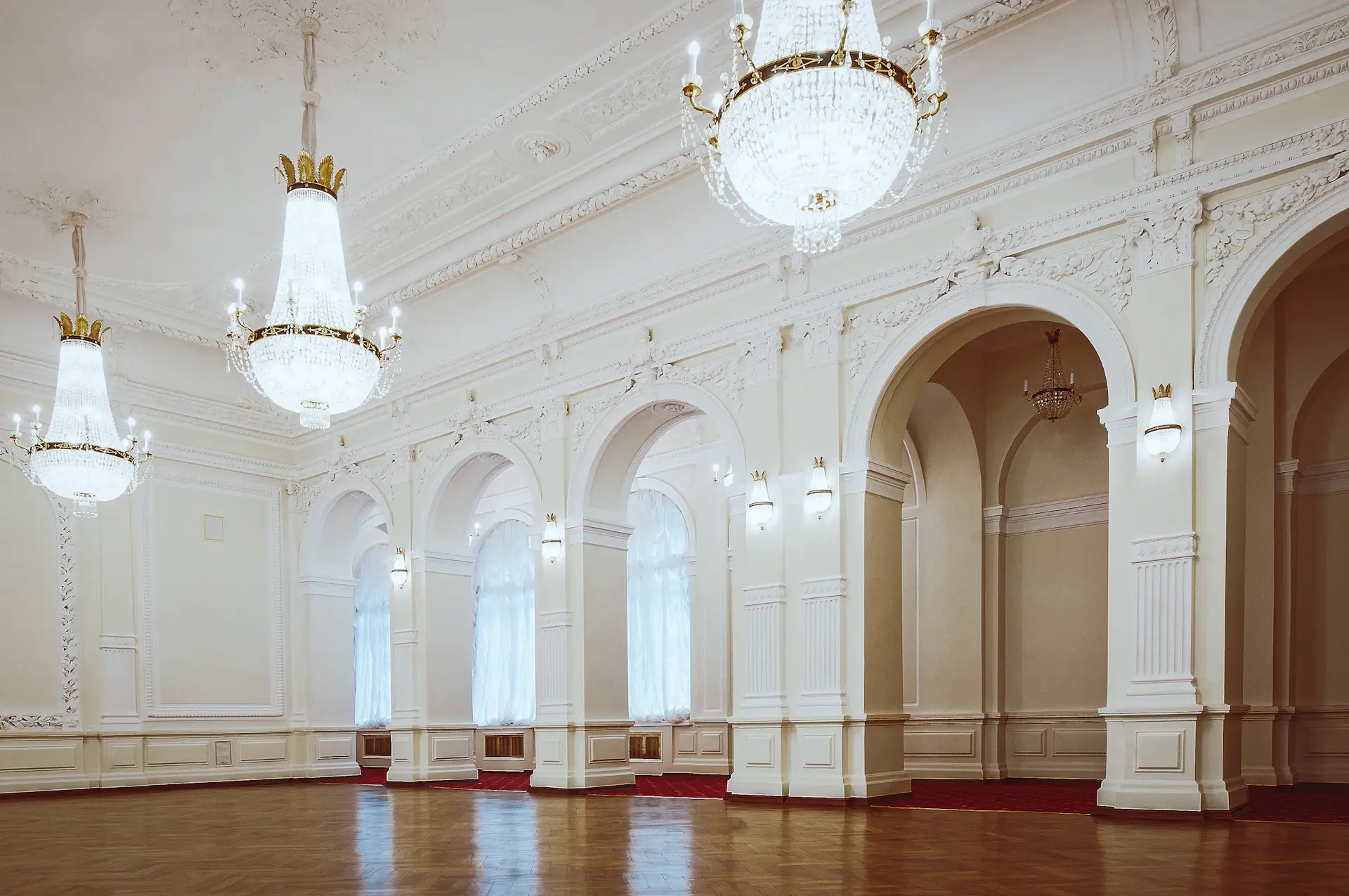Toàn cảnh đại sảnh Grand Ballroom trải dài dưới ánh đèn vàng