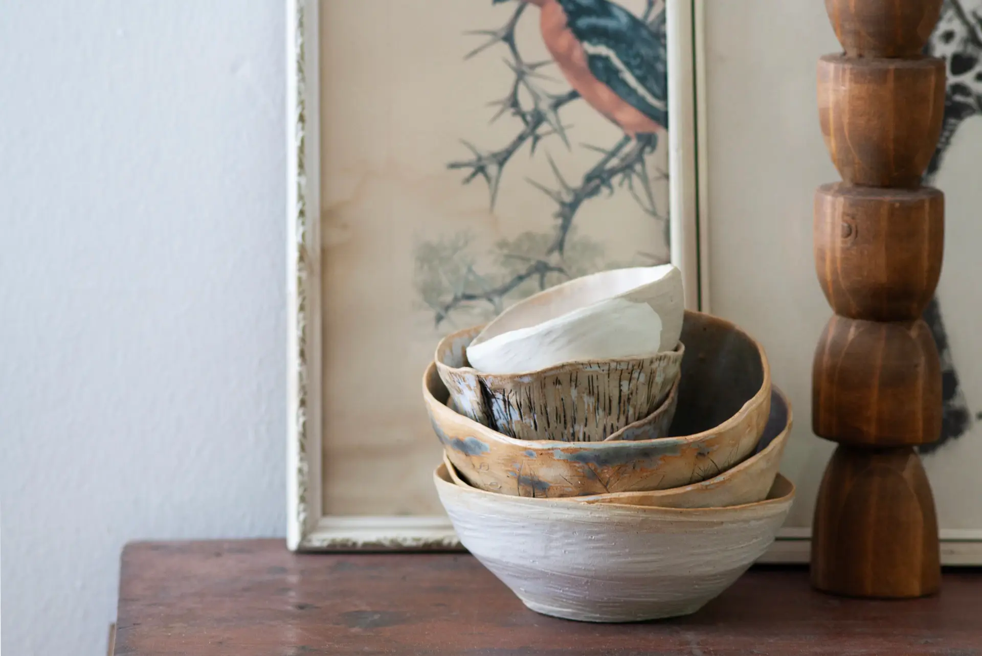 Góc phòng wabi-sabi với gỗ thô và gốm thủ công