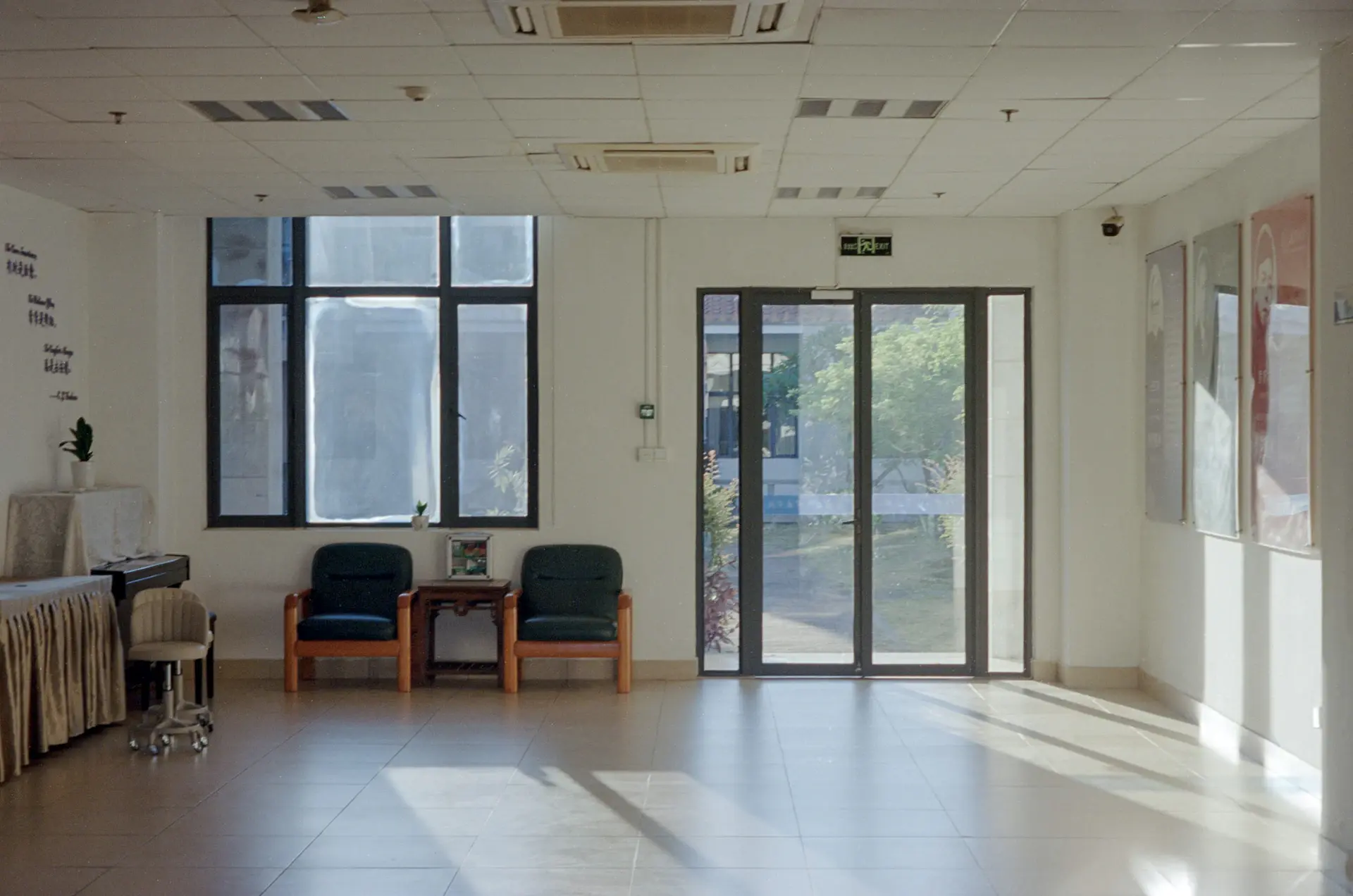 Advanced screening technology in a bright clinical room