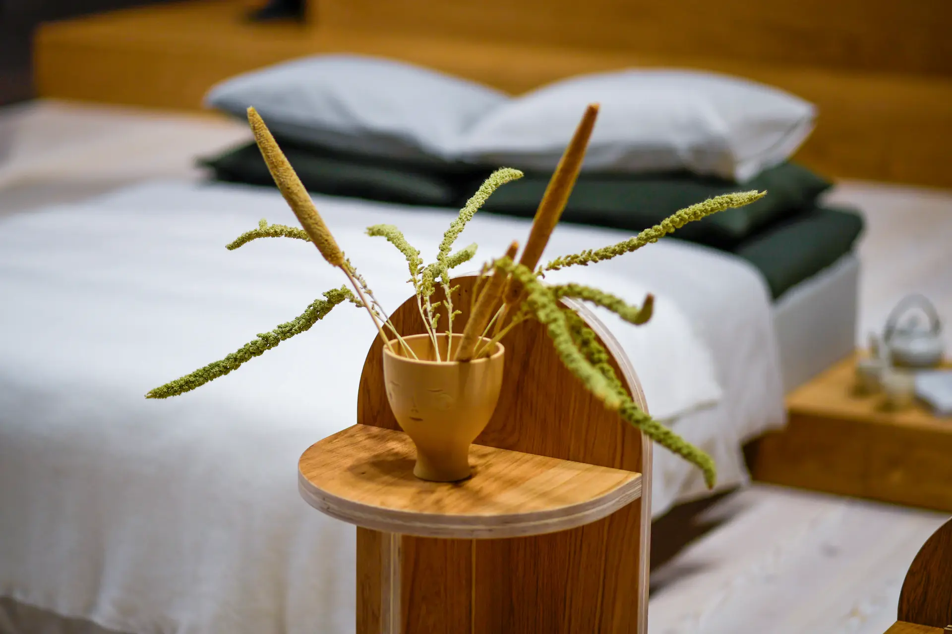 Phòng ngủ Japandi với ga linen kem
