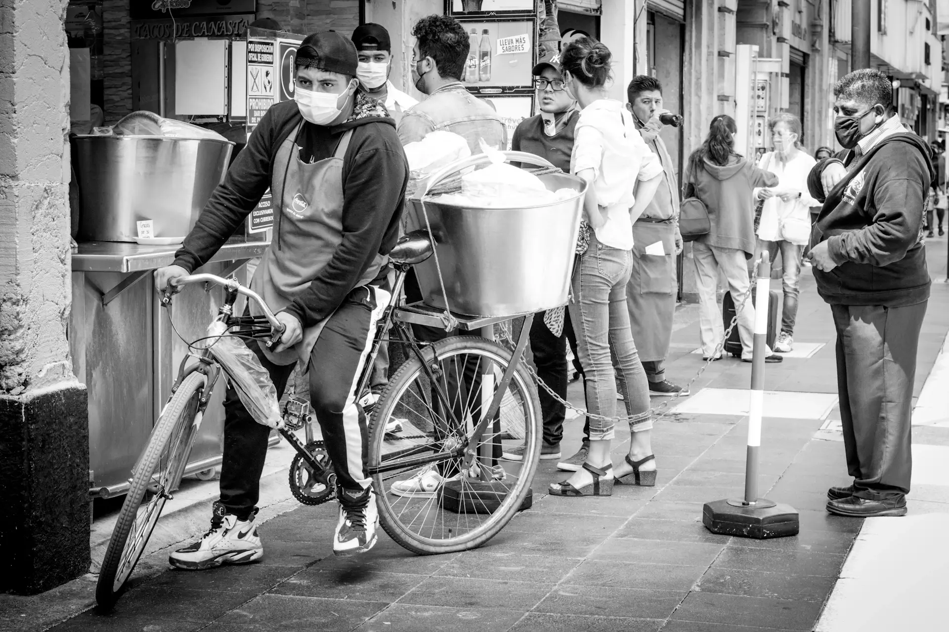 Người dân nhận hỗ trợ tại một điểm trao quà của Hội Chữ thập đỏ