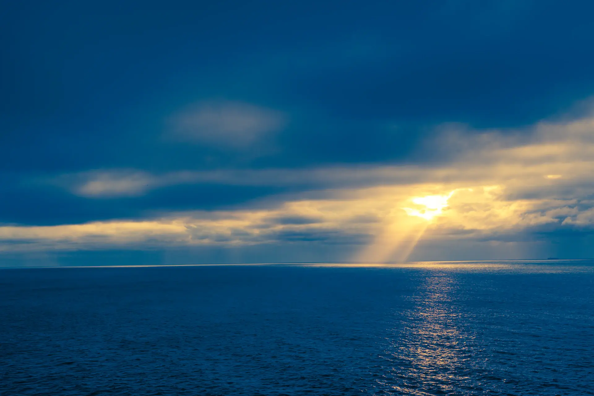 Bright travel scene with open horizon and natural light
