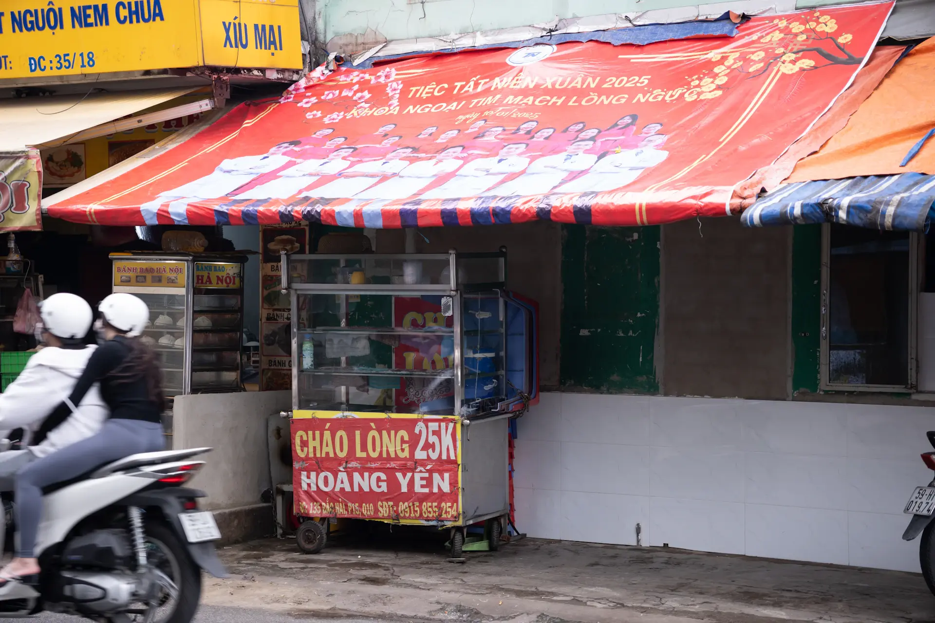 Người phụ nữ chuẩn bị hàng tại quán hủ tiếu nhỏ vừa mở lại sau khi được hỗ trợ sinh kế