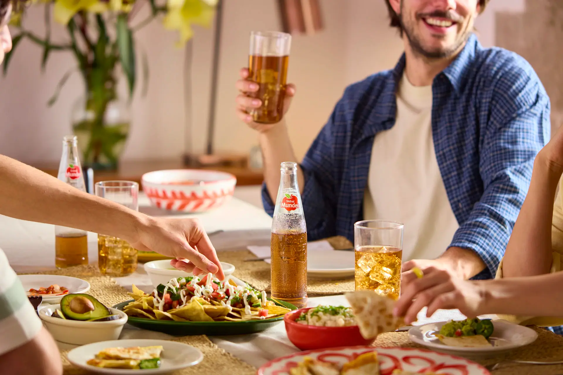 Nhóm bạn cụng ly cười tươi
