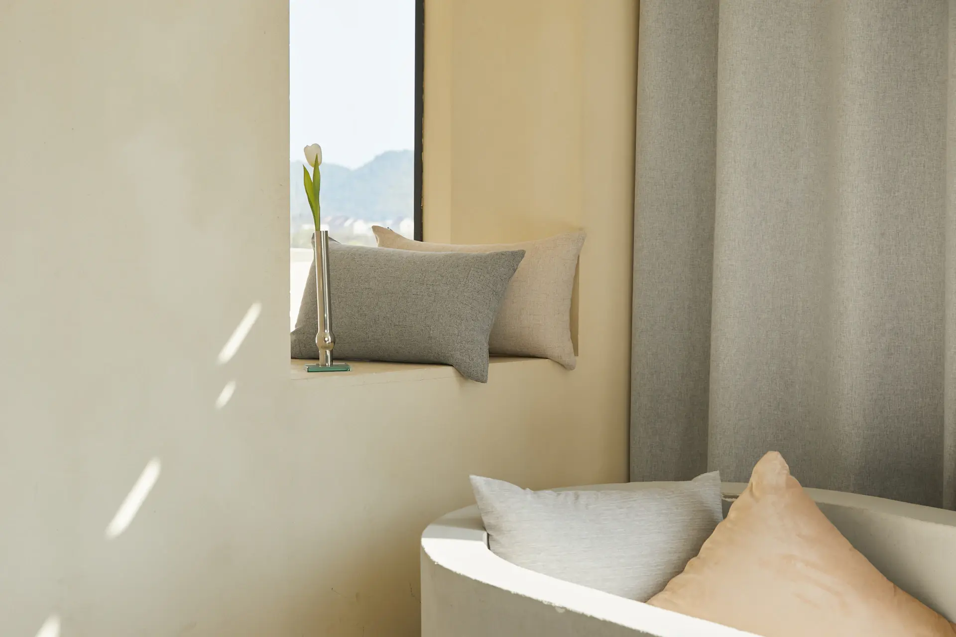 Không gian spa An Lâm với ánh nắng chiều dịu nhẹ qua rèm linen