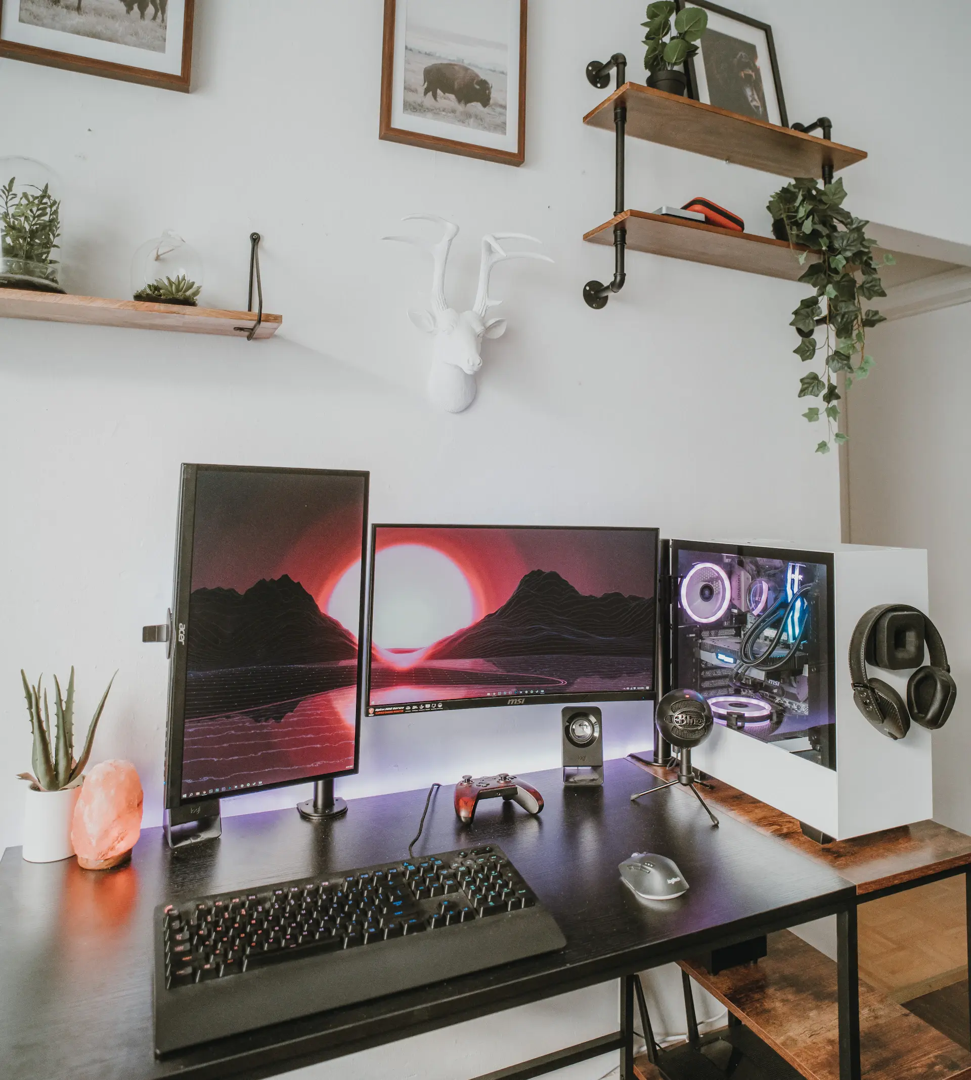 Góc bàn làm việc với laptop và cây xanh nhỏ