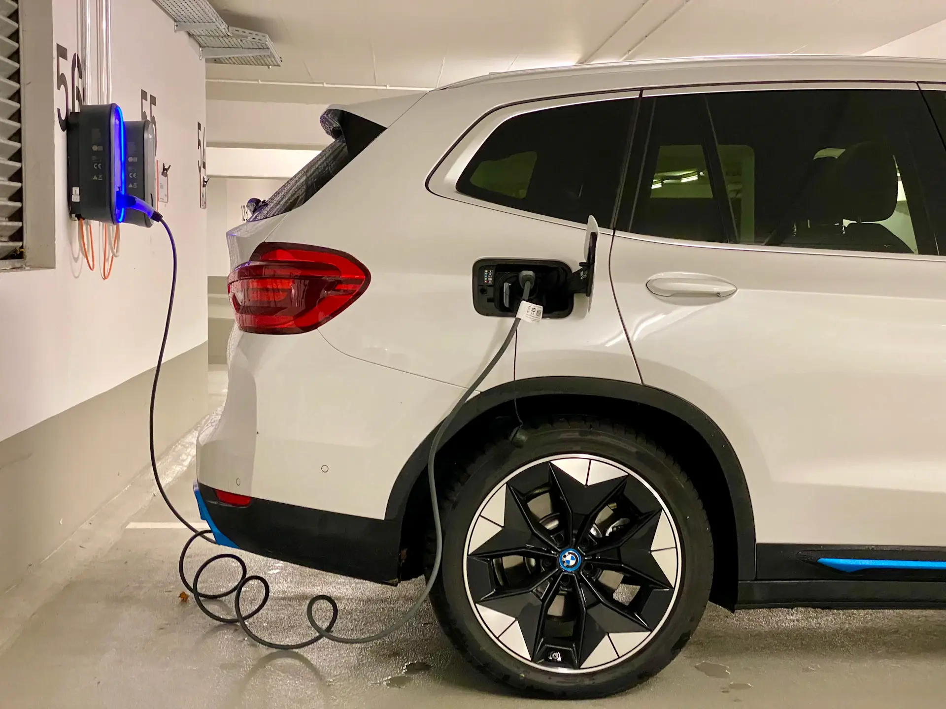 BMW iX xDrive60 thuần điện trên nền surface-card