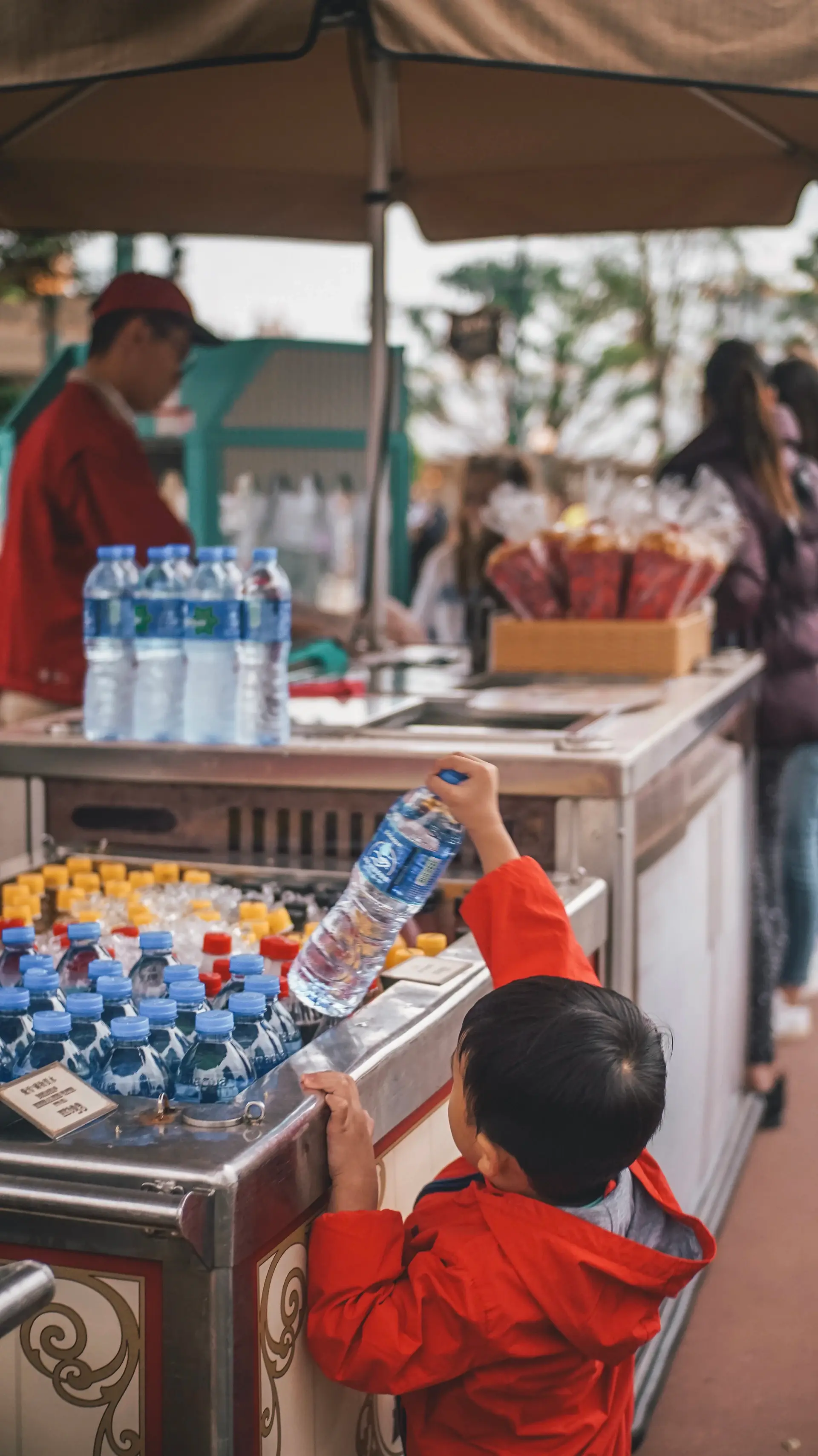 Người dân lấy nước từ vòi nước sạch mới lắp trong hẻm nhỏ