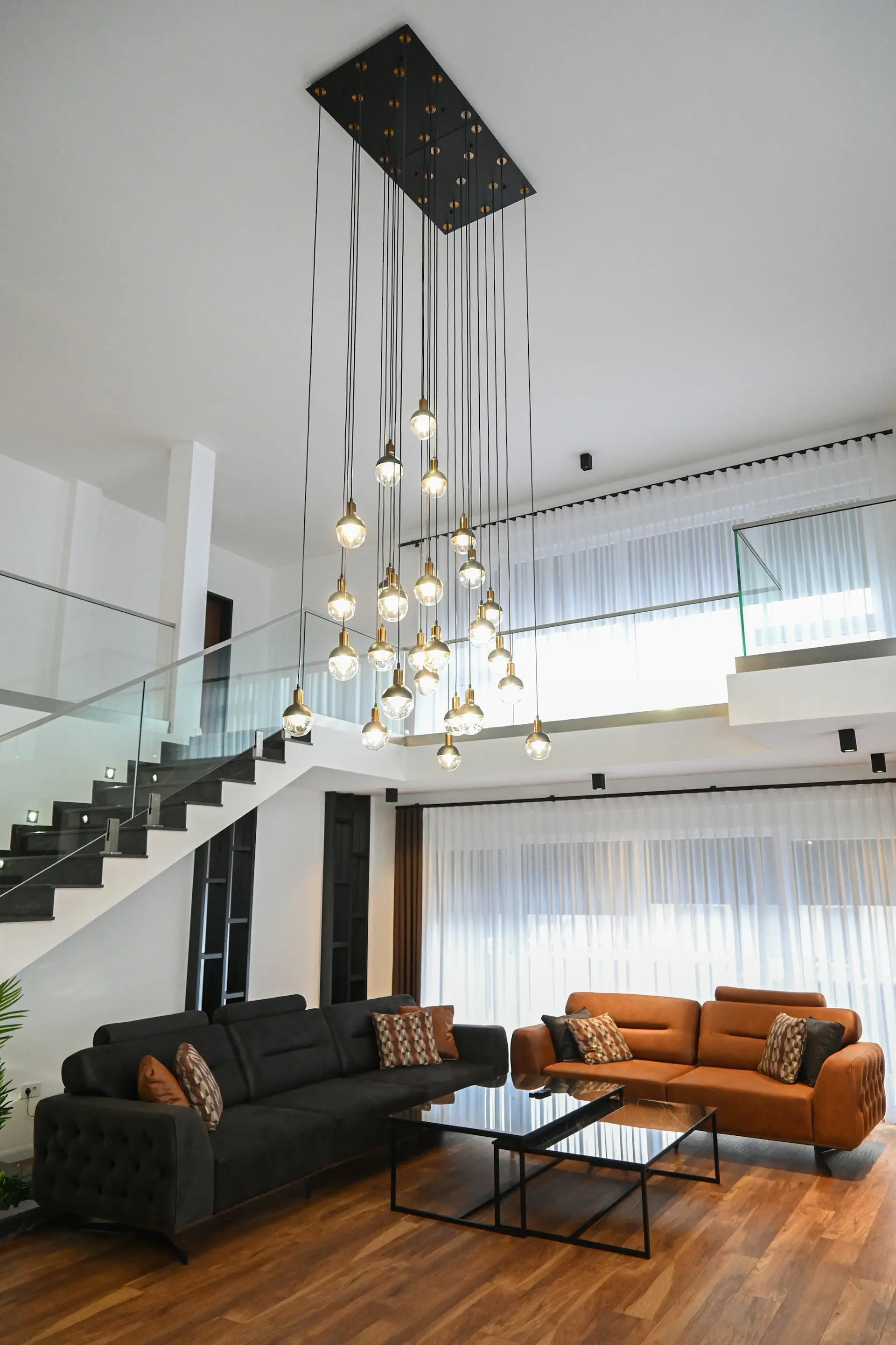 Không gian penthouse The Marq với cầu thang xoắn