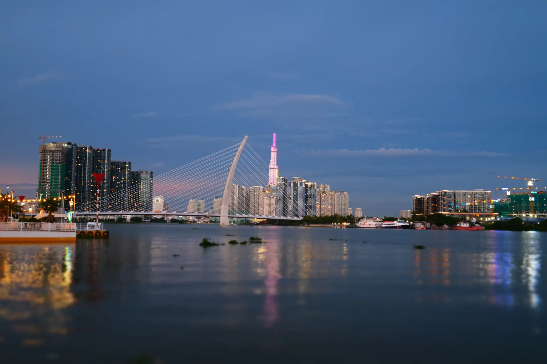 Du thuyền trên sông Sài Gòn buổi tối