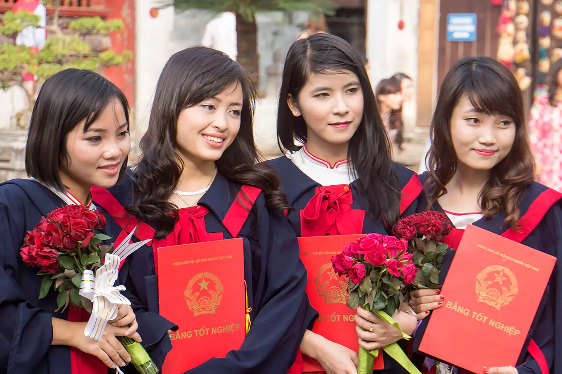 Học sinh nhận học bổng và dụng cụ học tập trong buổi trao hỗ trợ đầu năm học