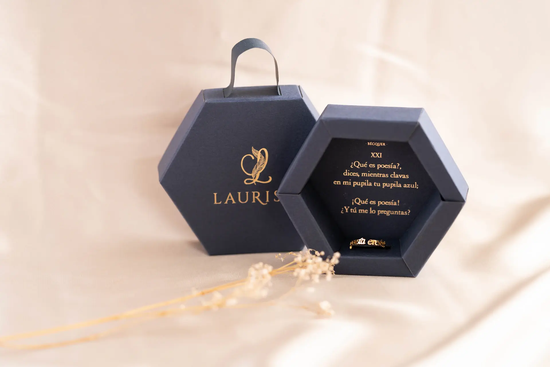 Aurevia Heritage Card và tác phẩm bespoke trong hộp lụa champagne