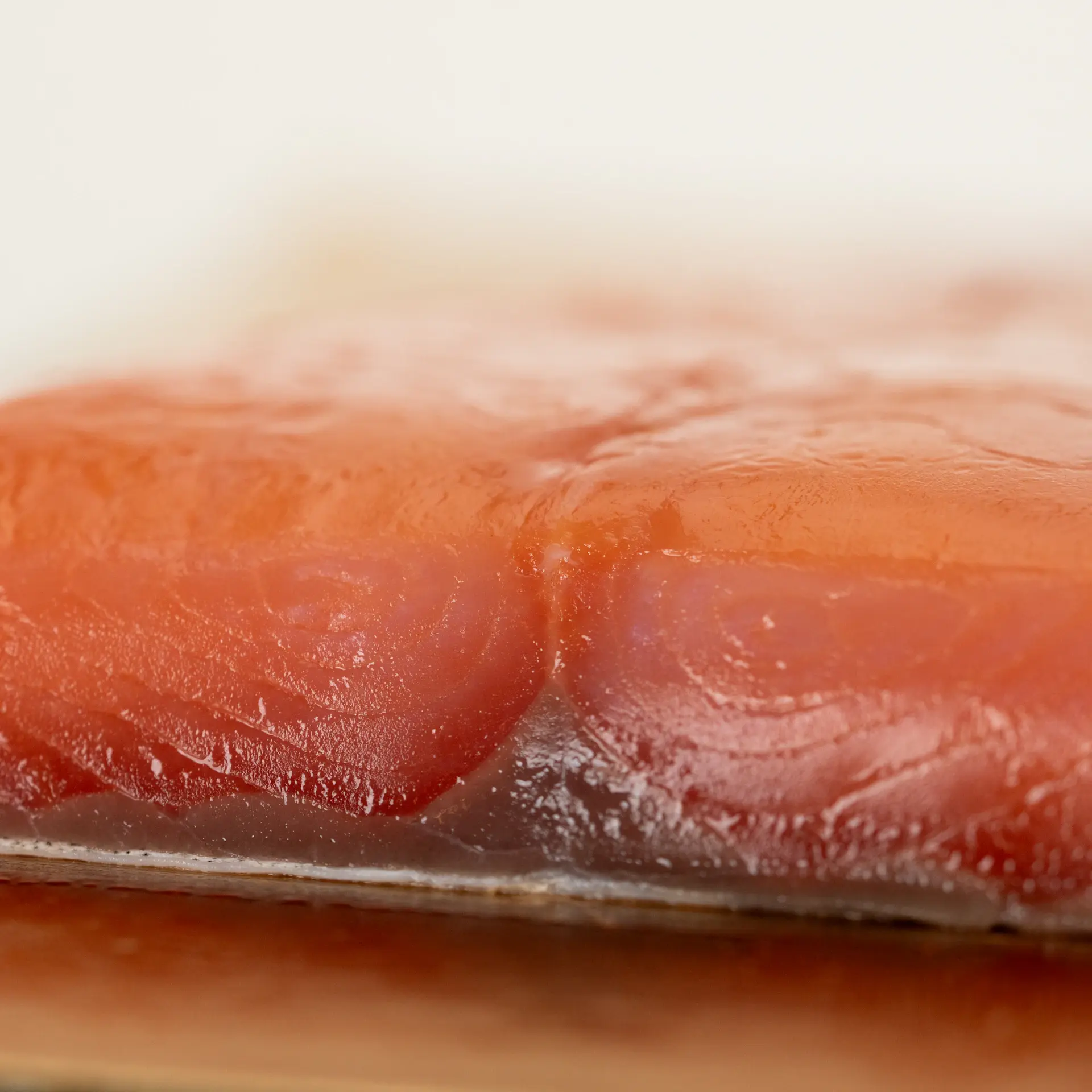 Sashimi cá ngừ vây xanh O-toro cắt thủ công