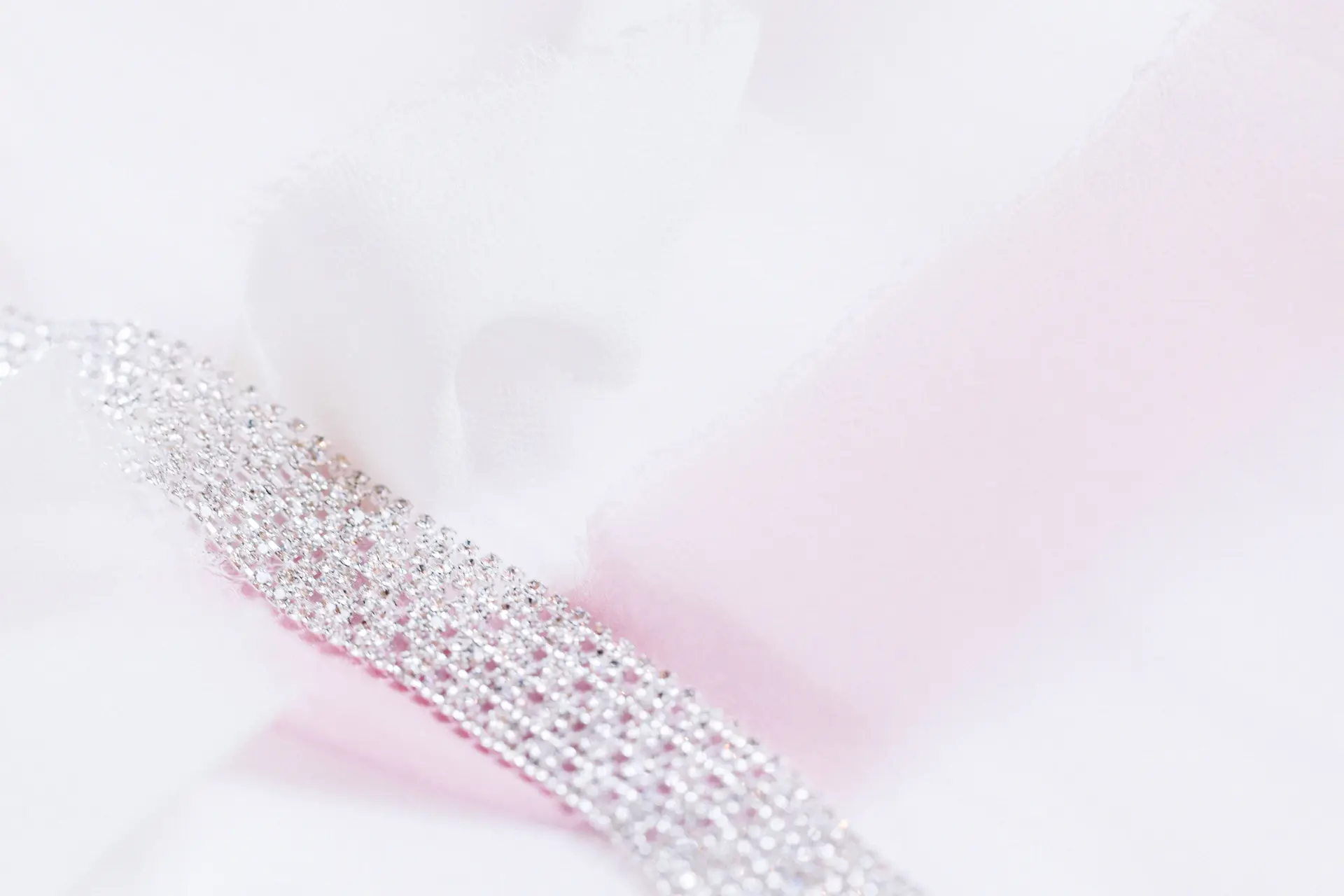 Bộ sưu tập High Jewelry của Aurevia trên nền lụa champagne dưới ánh đèn studio