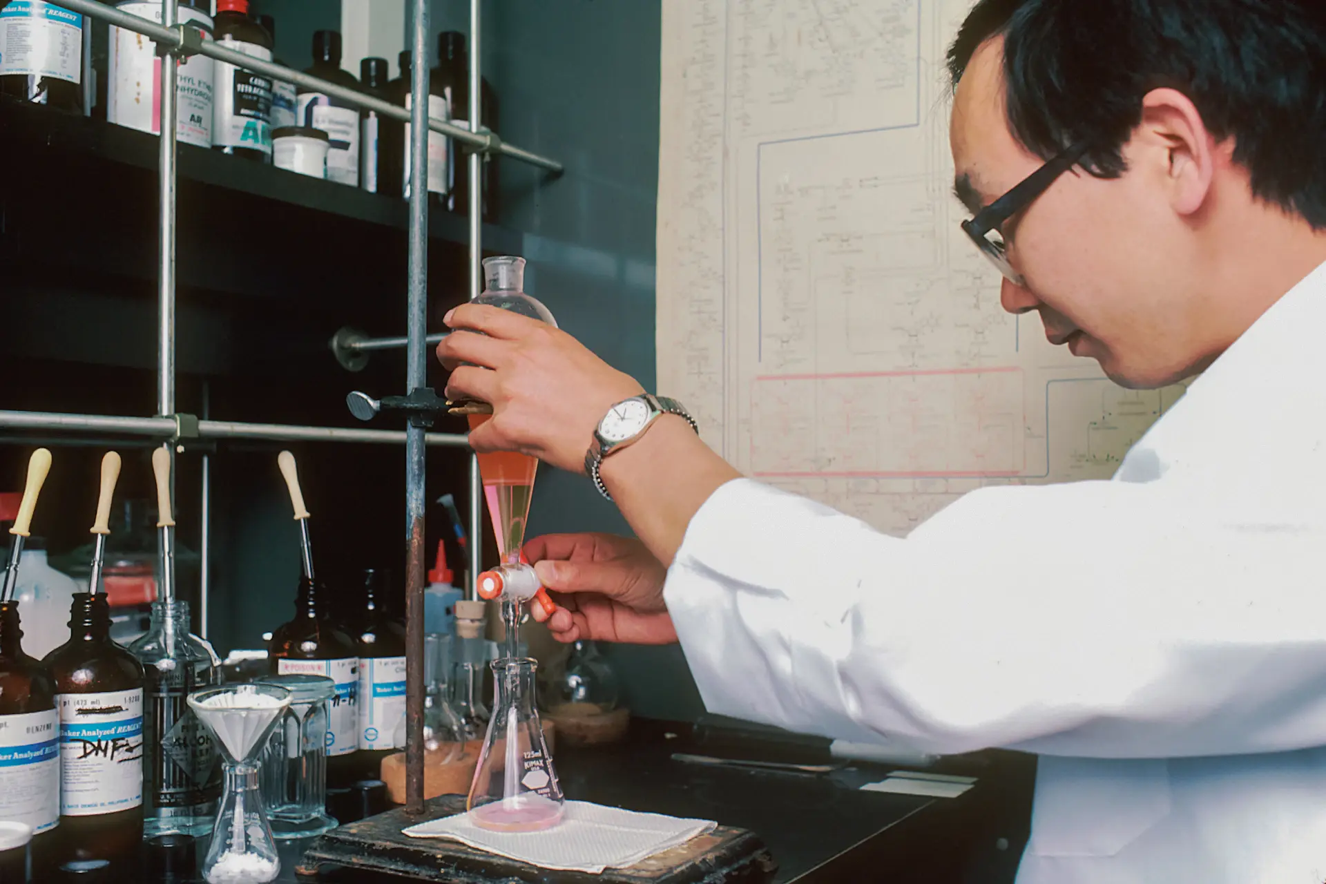 Nhà nghiên cứu kiểm tra mẫu vật liệu composite