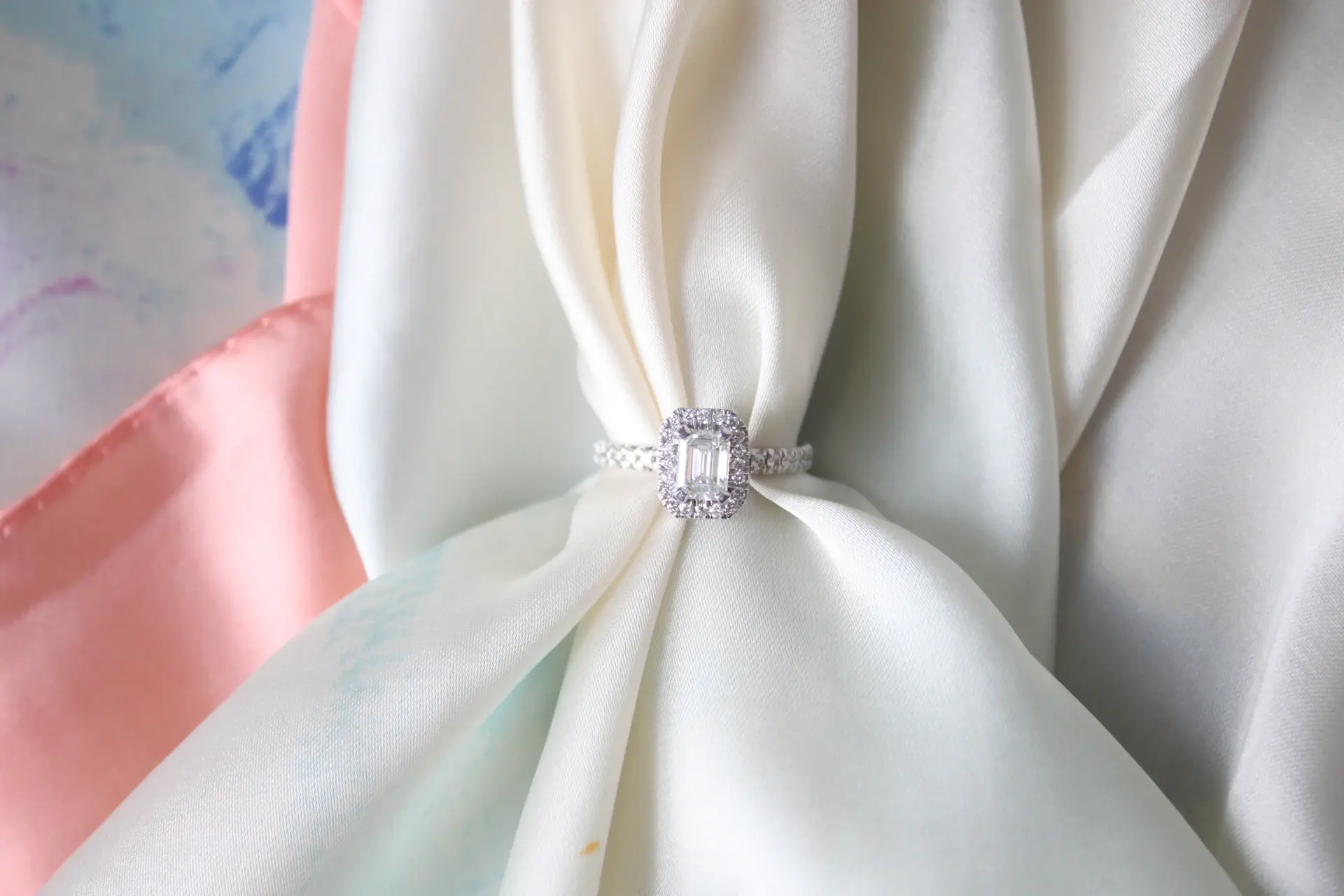 Nhẫn cưới Bridal của Aurevia trên nền lụa trắng