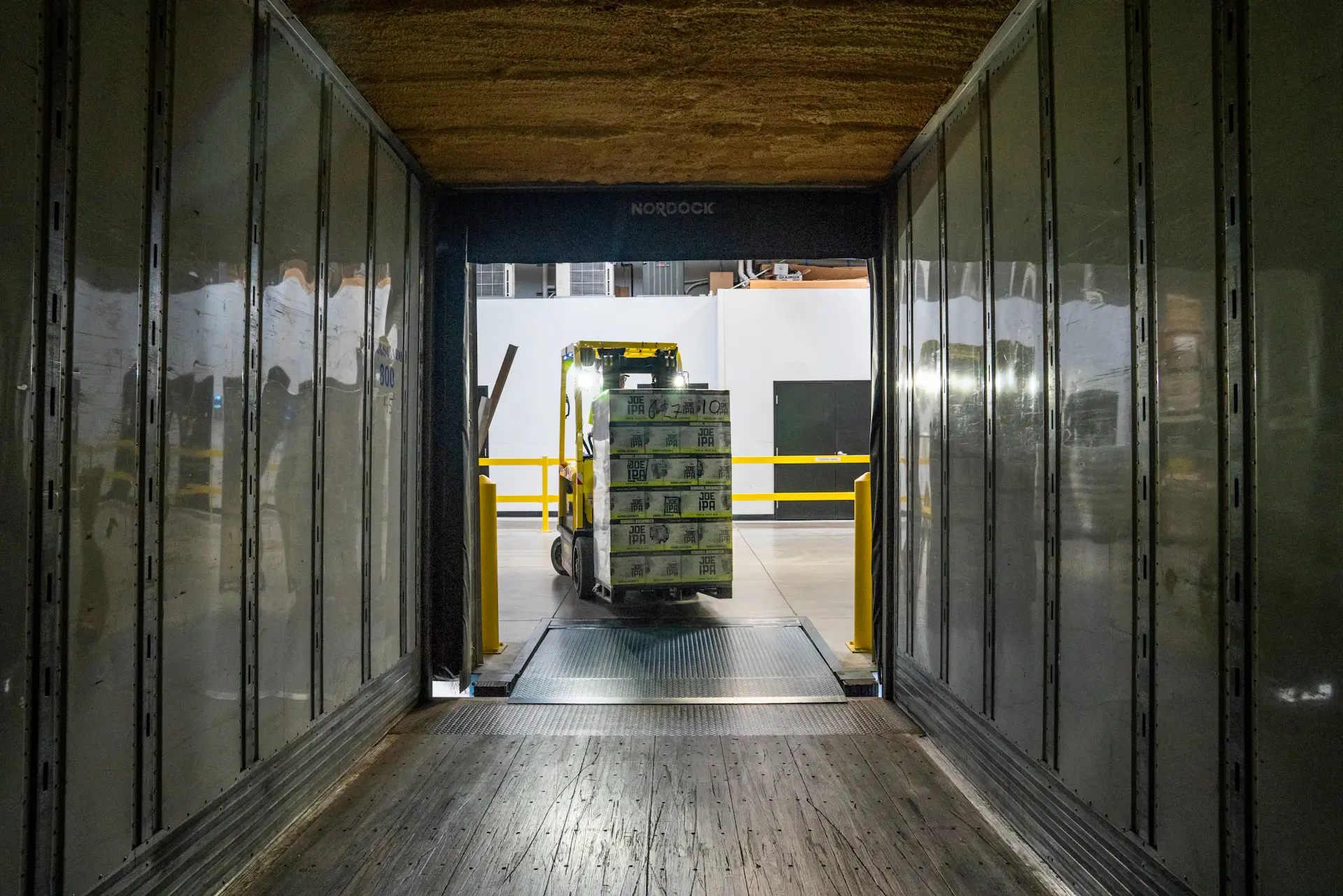 Kho hàng container và pallet vật liệu hàn KIMTIN