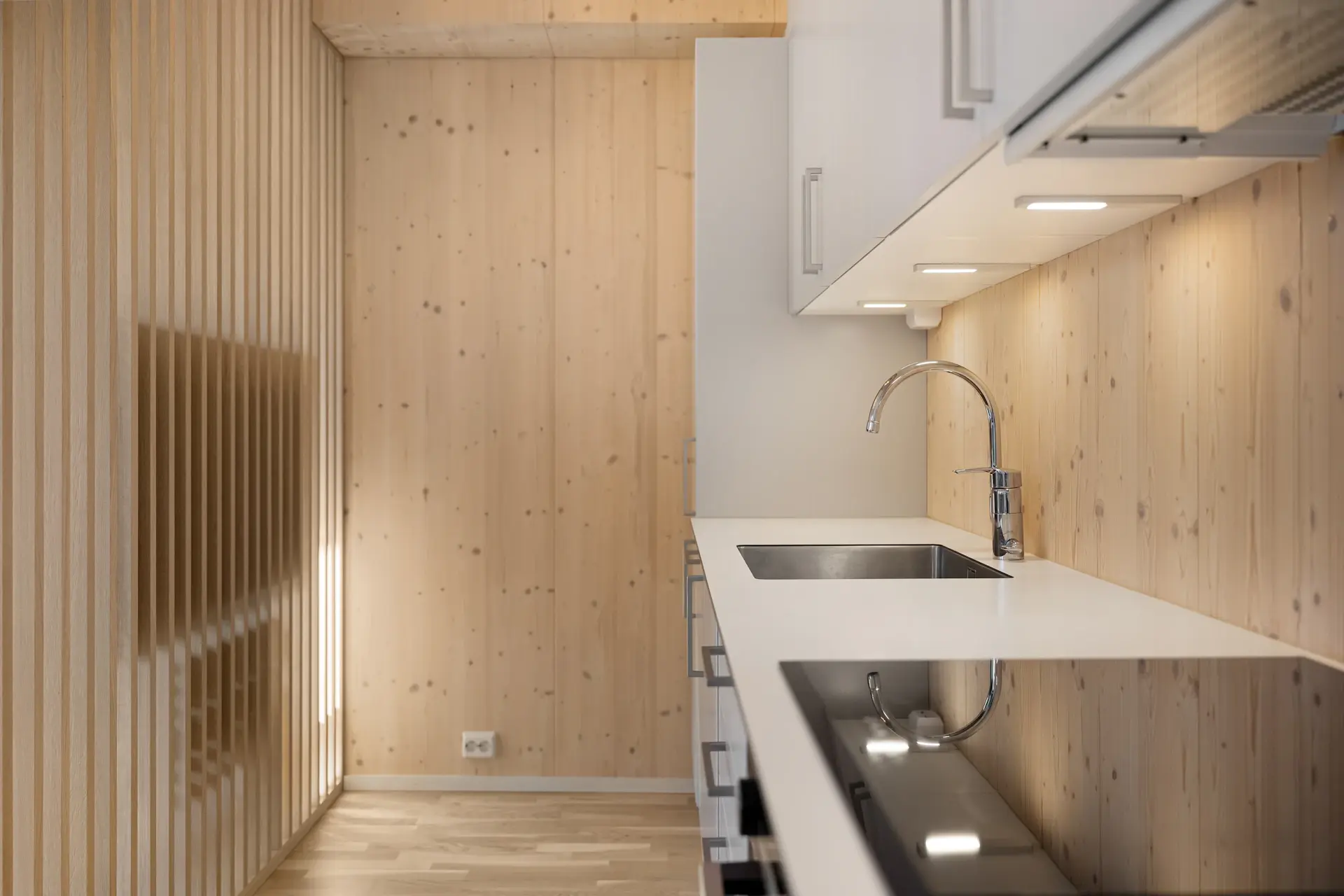 Bếp Japandi 9m² với tủ gỗ và đèn vàng