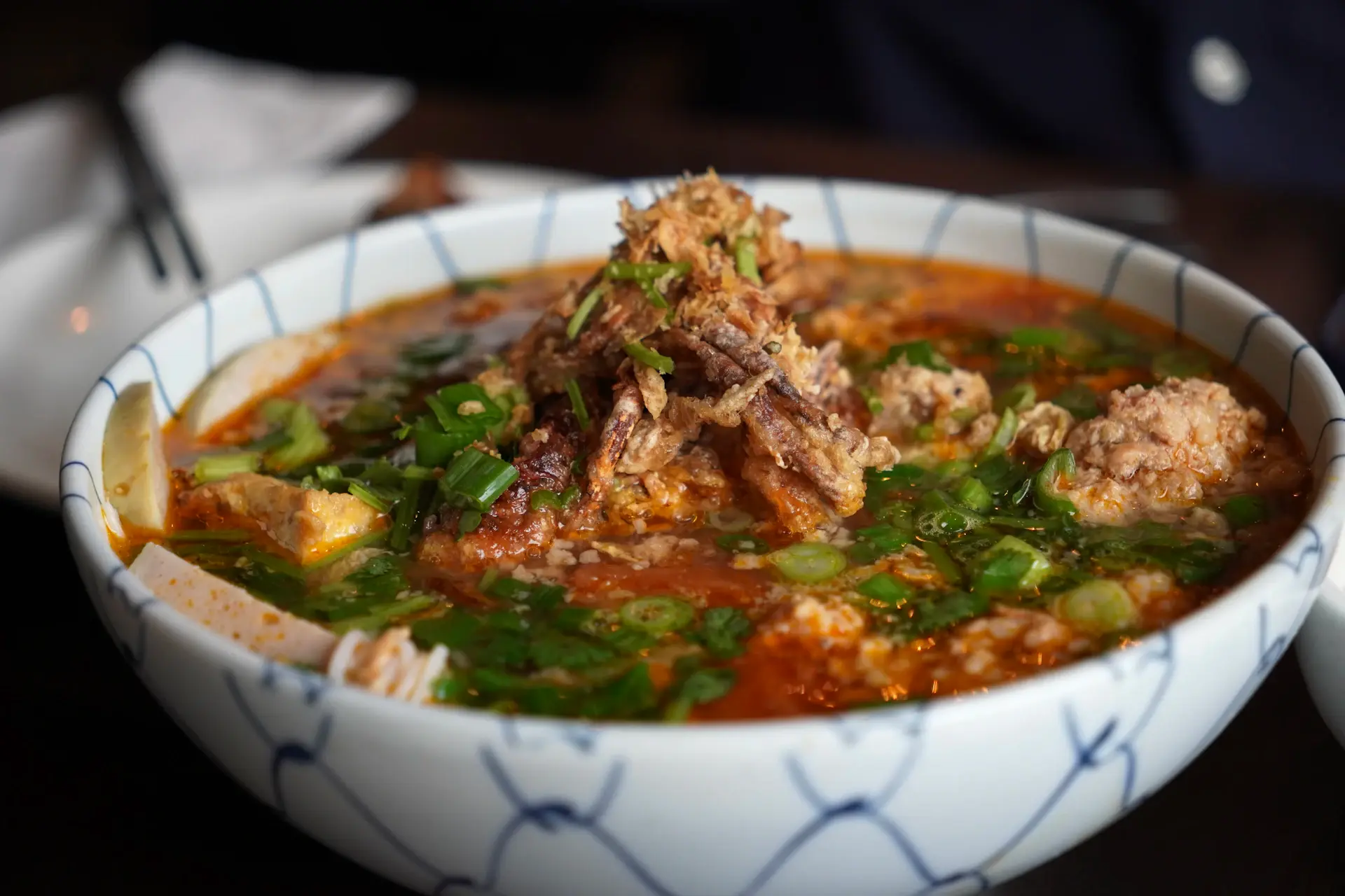 Nồi nước dùng cua đồng đang sôi