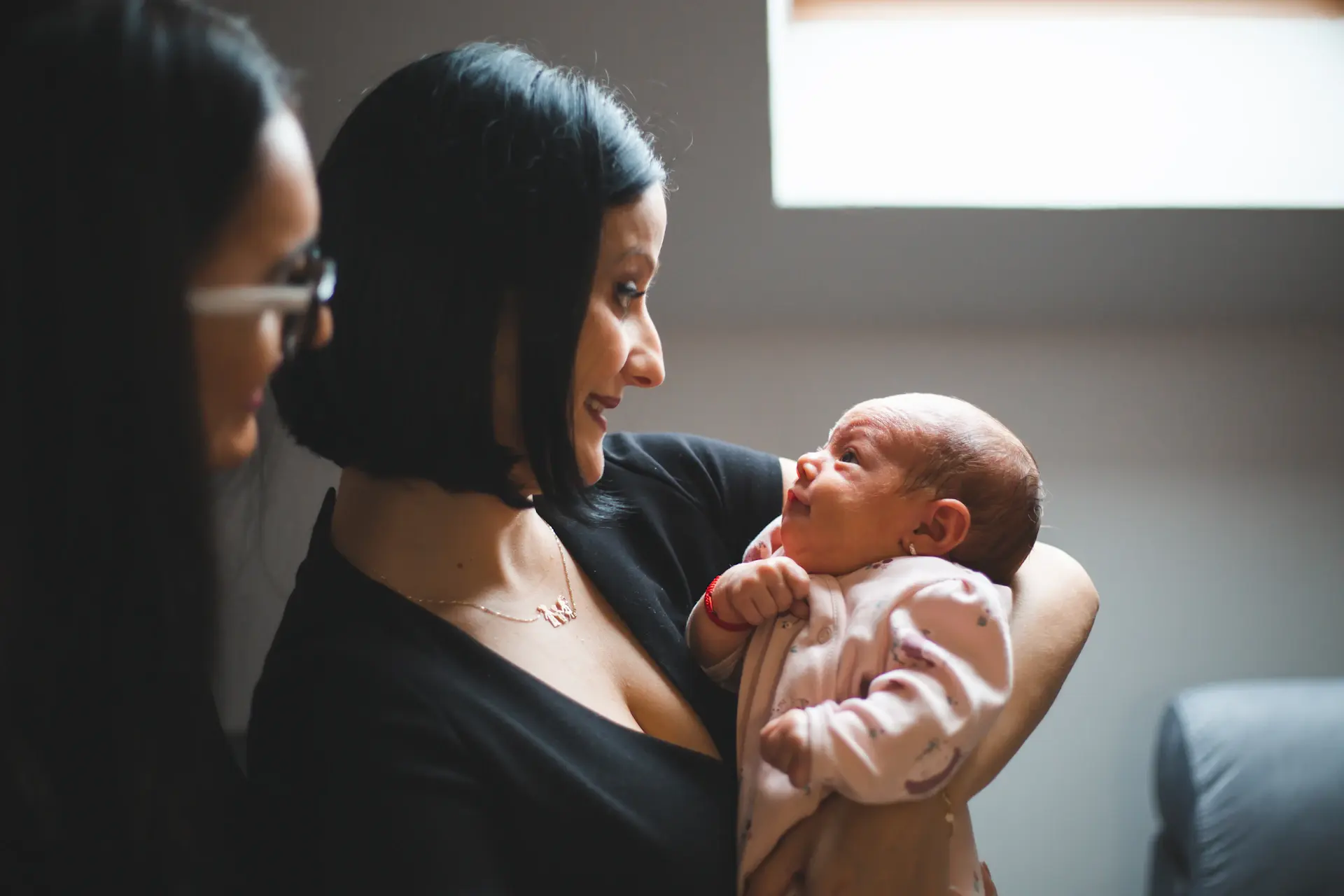 Chuyên viên Care With Love chăm sóc bé tại nhà