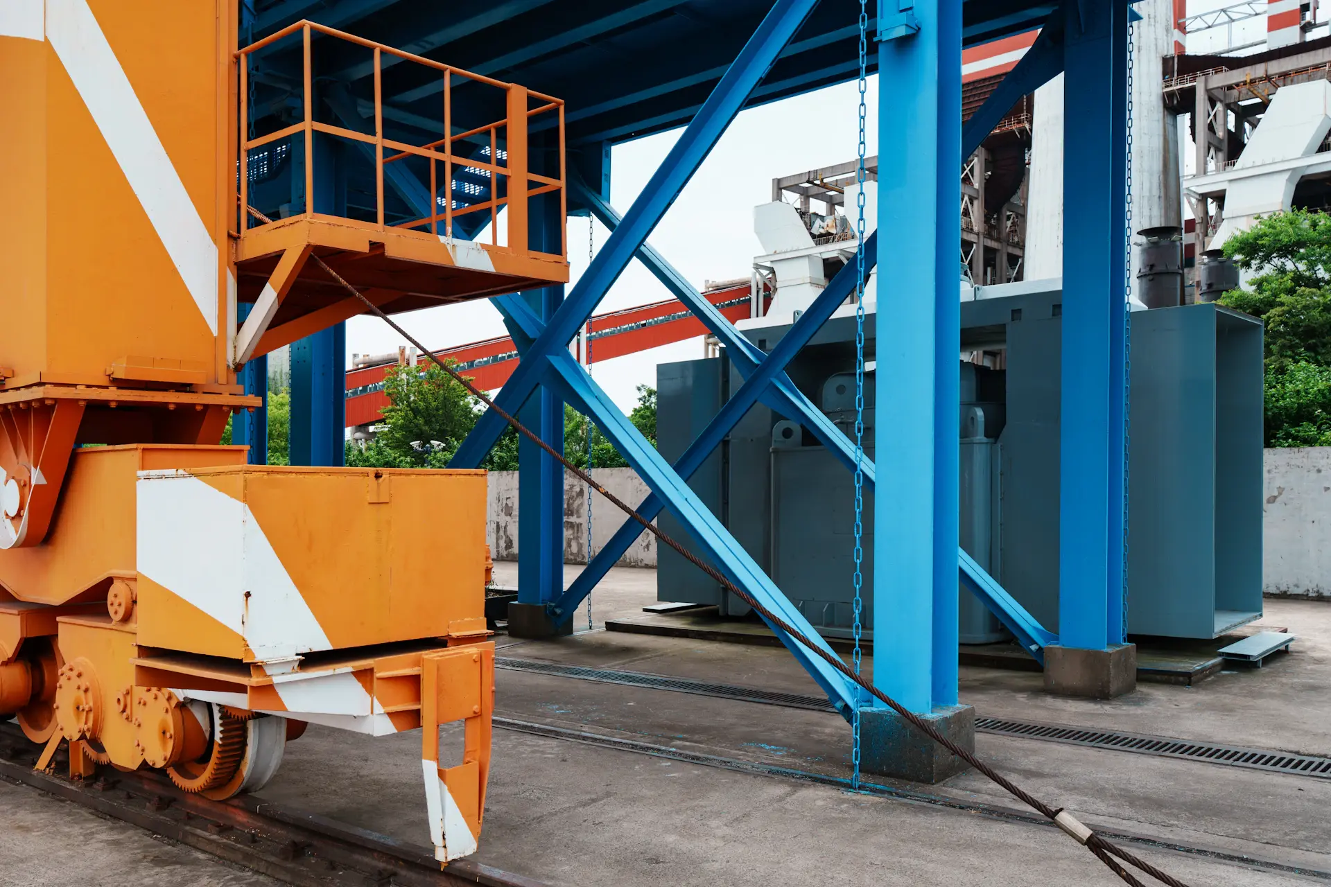 Vận chuyển thiết bị tuabin vào vị trí lắp đặt