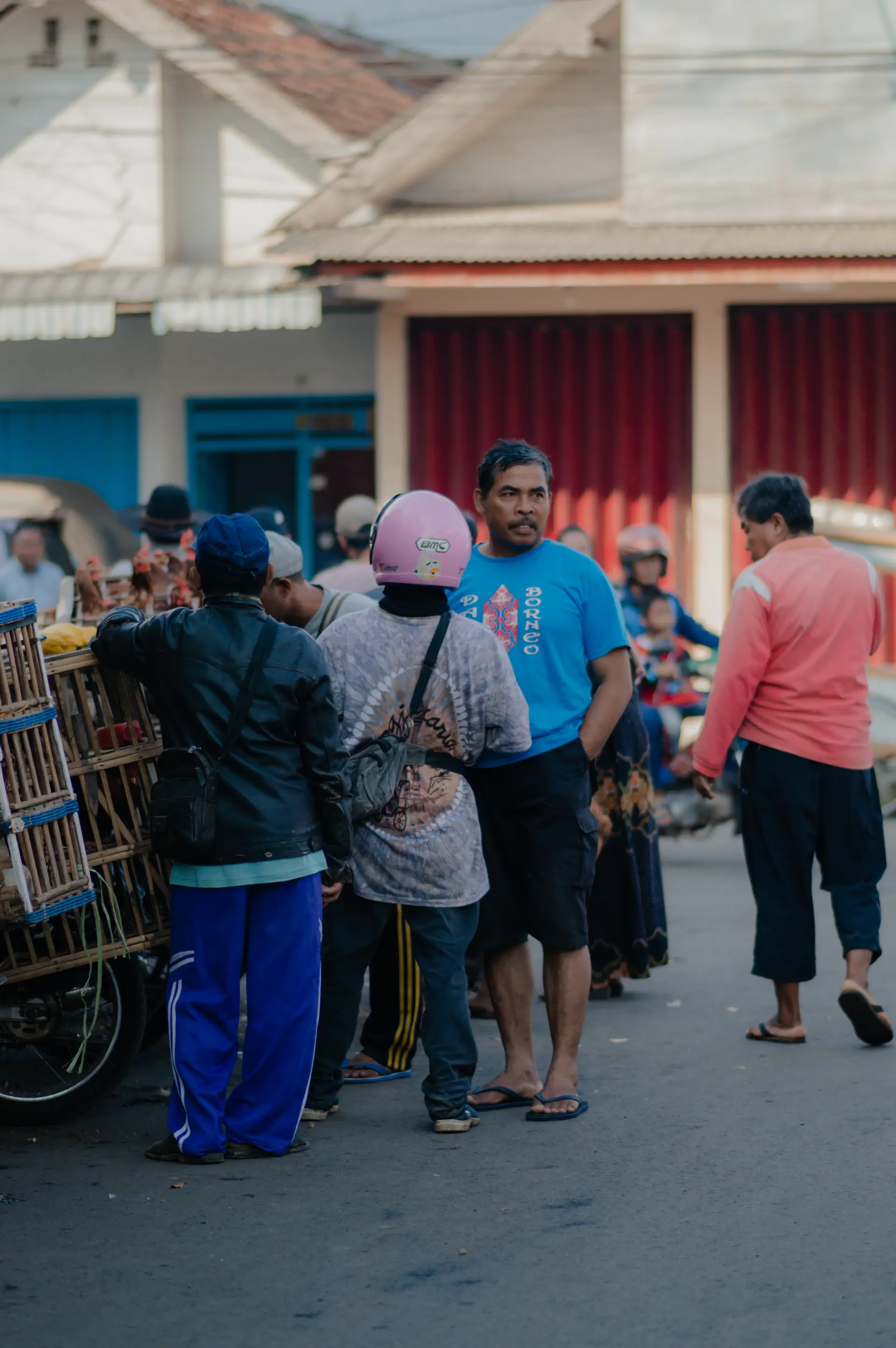 Người dân xếp hàng nhận quà tại điểm trao