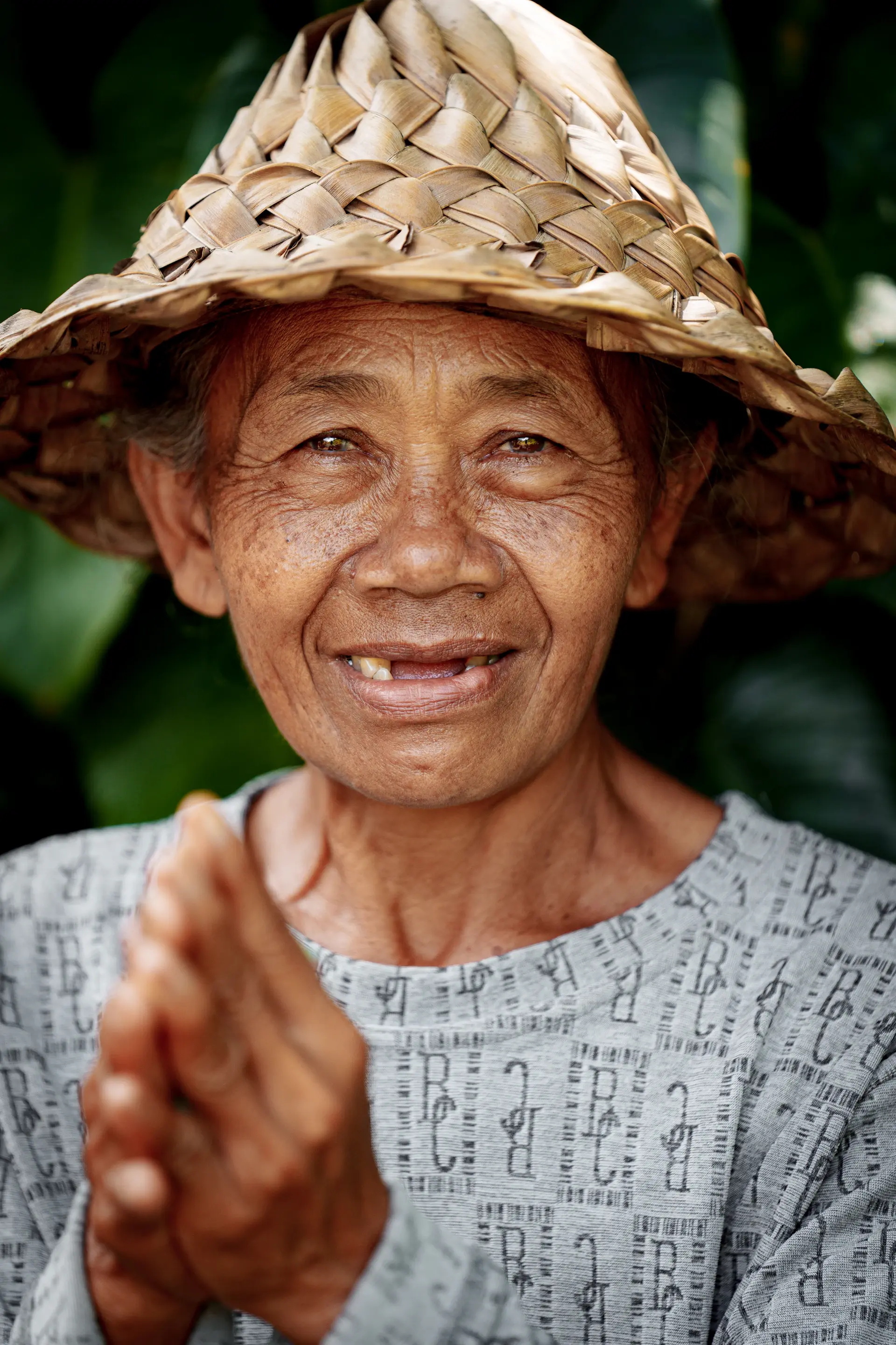 Chân dung nghệ nhân Trần Thị Dung cẩn đá