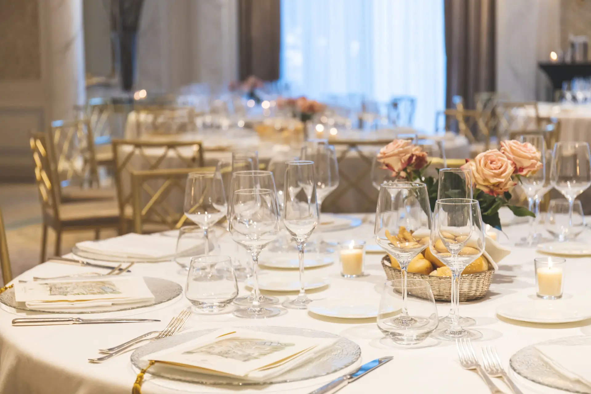 Không gian tiệc cưới trang trí hoa hồng cao cấp của Rose Lumière