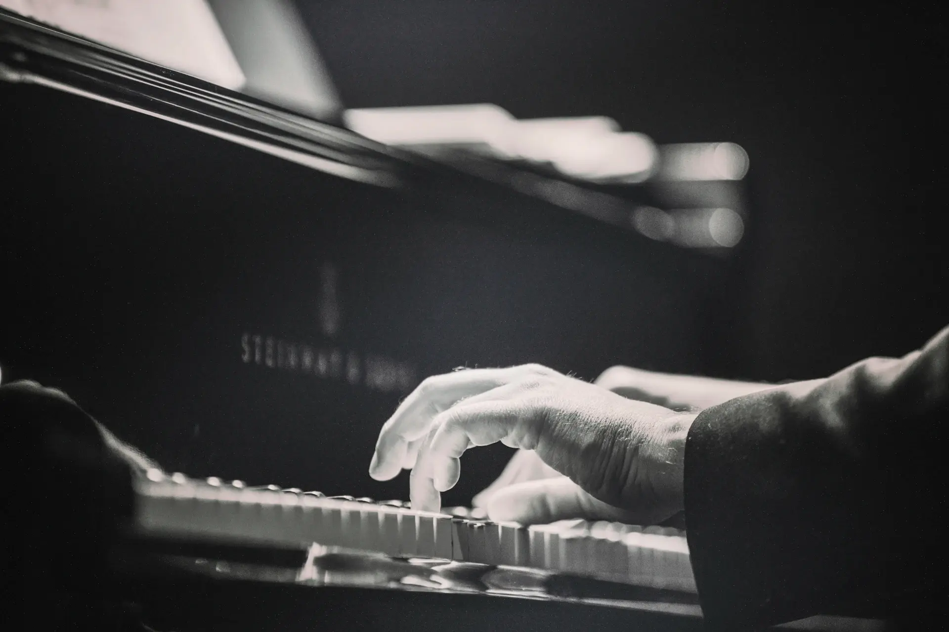 Nghệ sĩ piano biểu diễn trên đàn grand tại Nhất Tâm