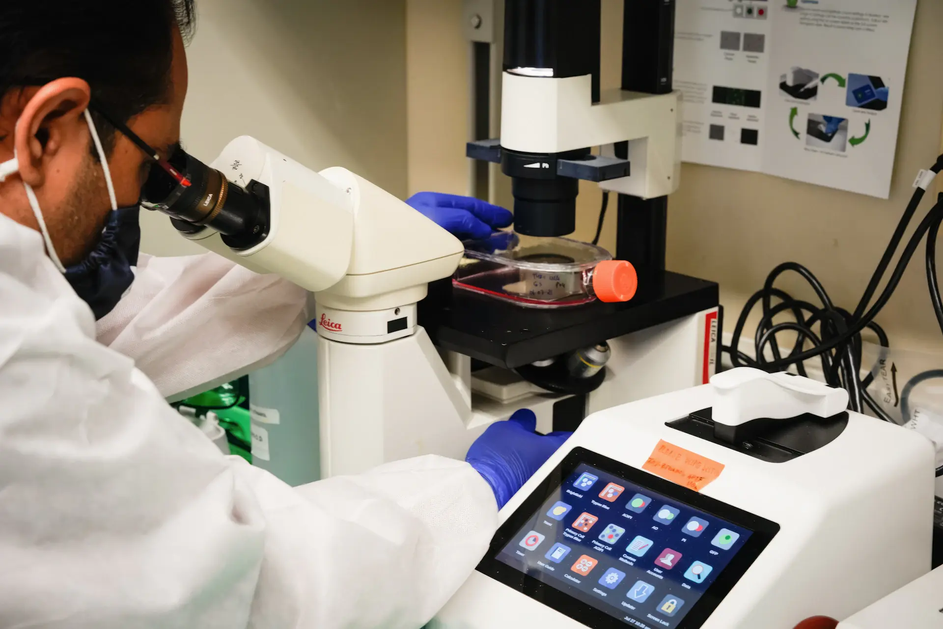 Nhà khoa học vận hành thiết bị trong phòng lab công nghệ sinh học