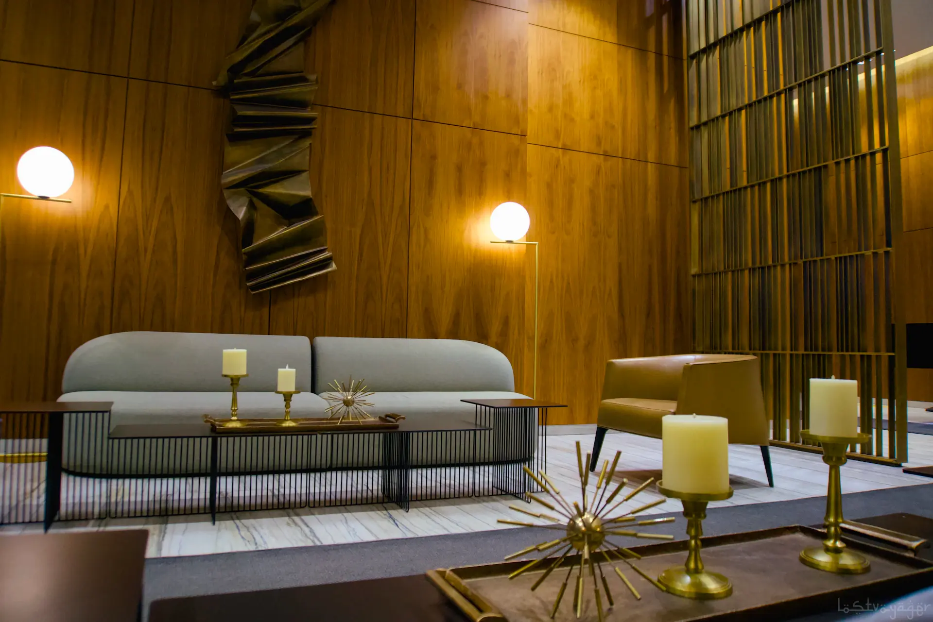 Boutique Aurevia Đồng Khởi — không gian art deco với gương đồng và đèn vàng