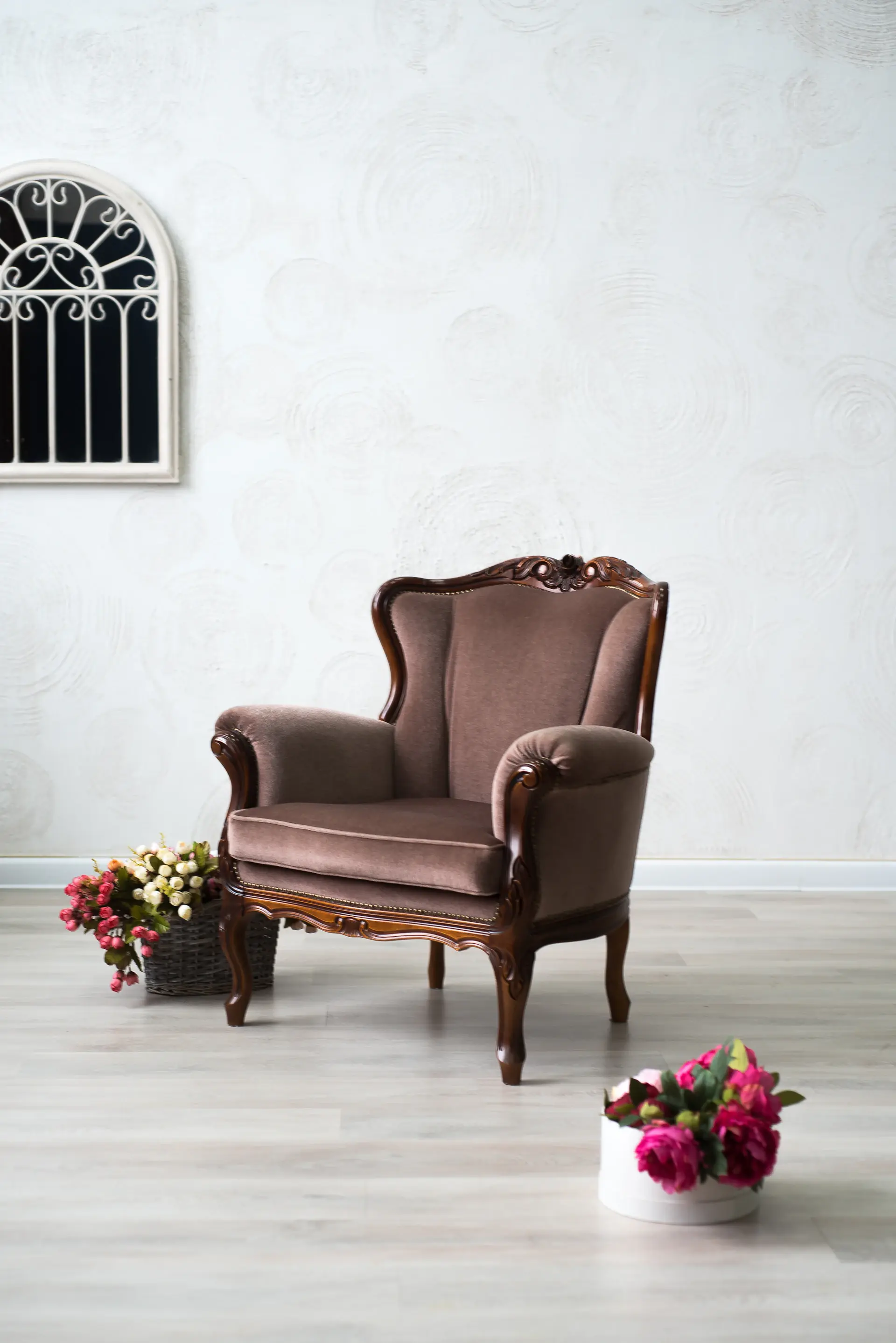 Ghế thư giãn signature khung gỗ óc chó trên nền ấm trung tính