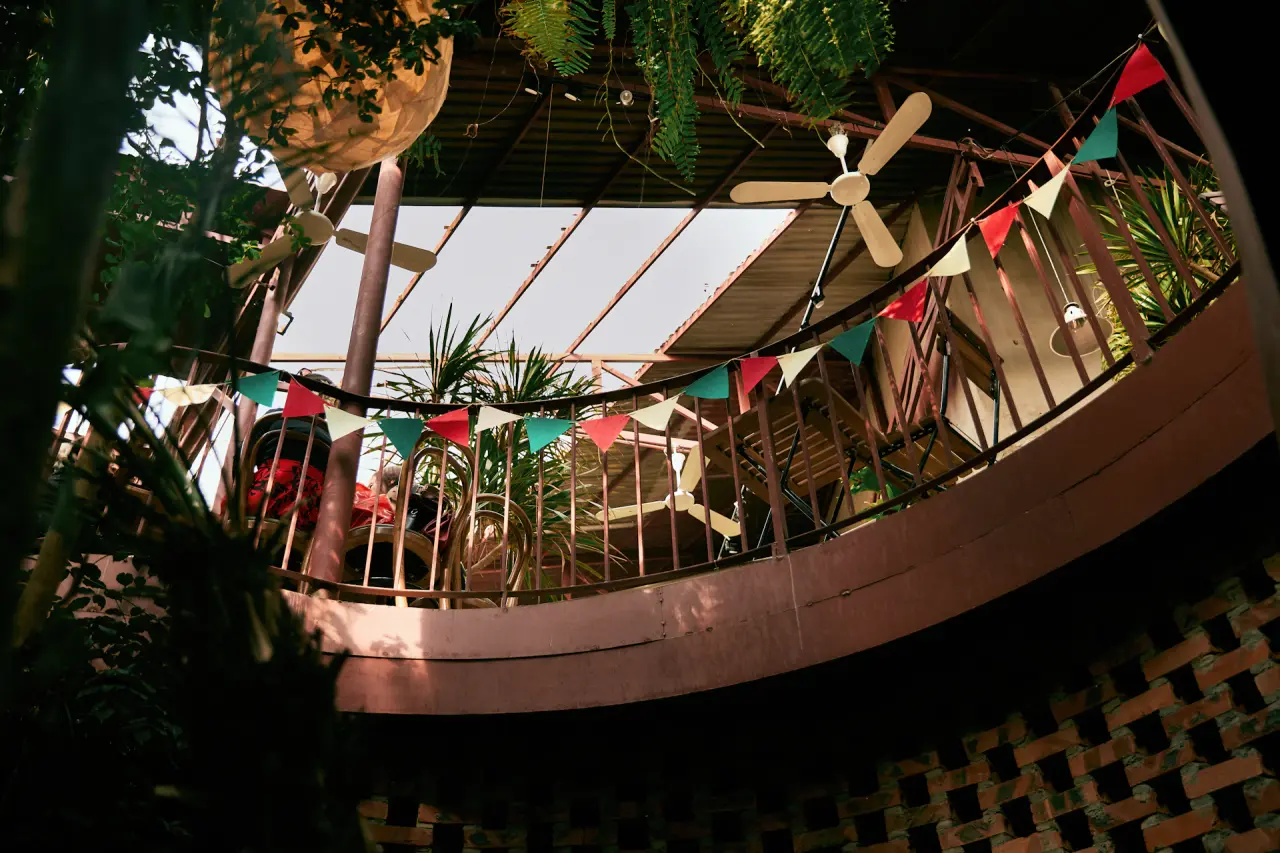 Cafe Nắng & Lá