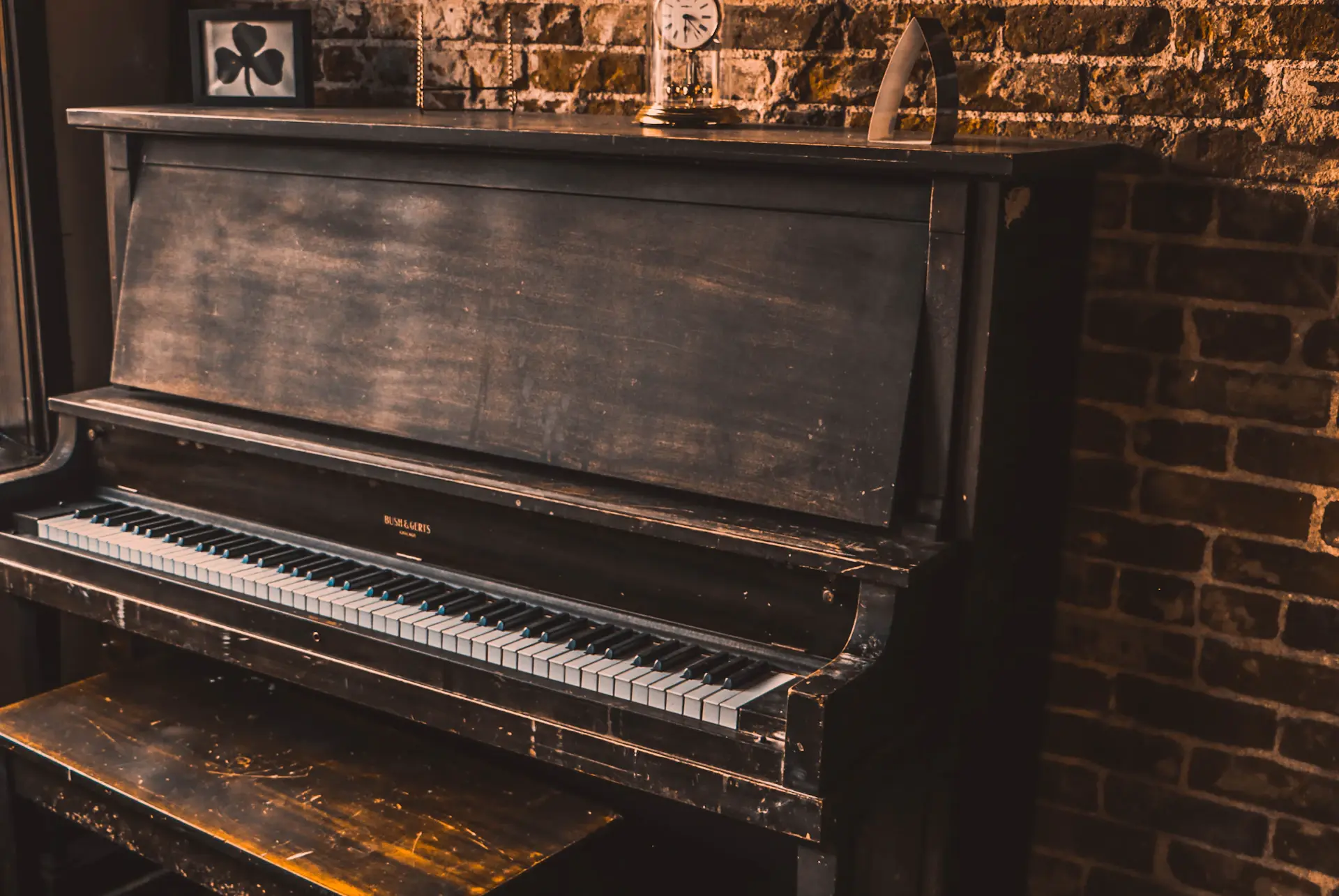 Upright piano gỗ tự nhiên