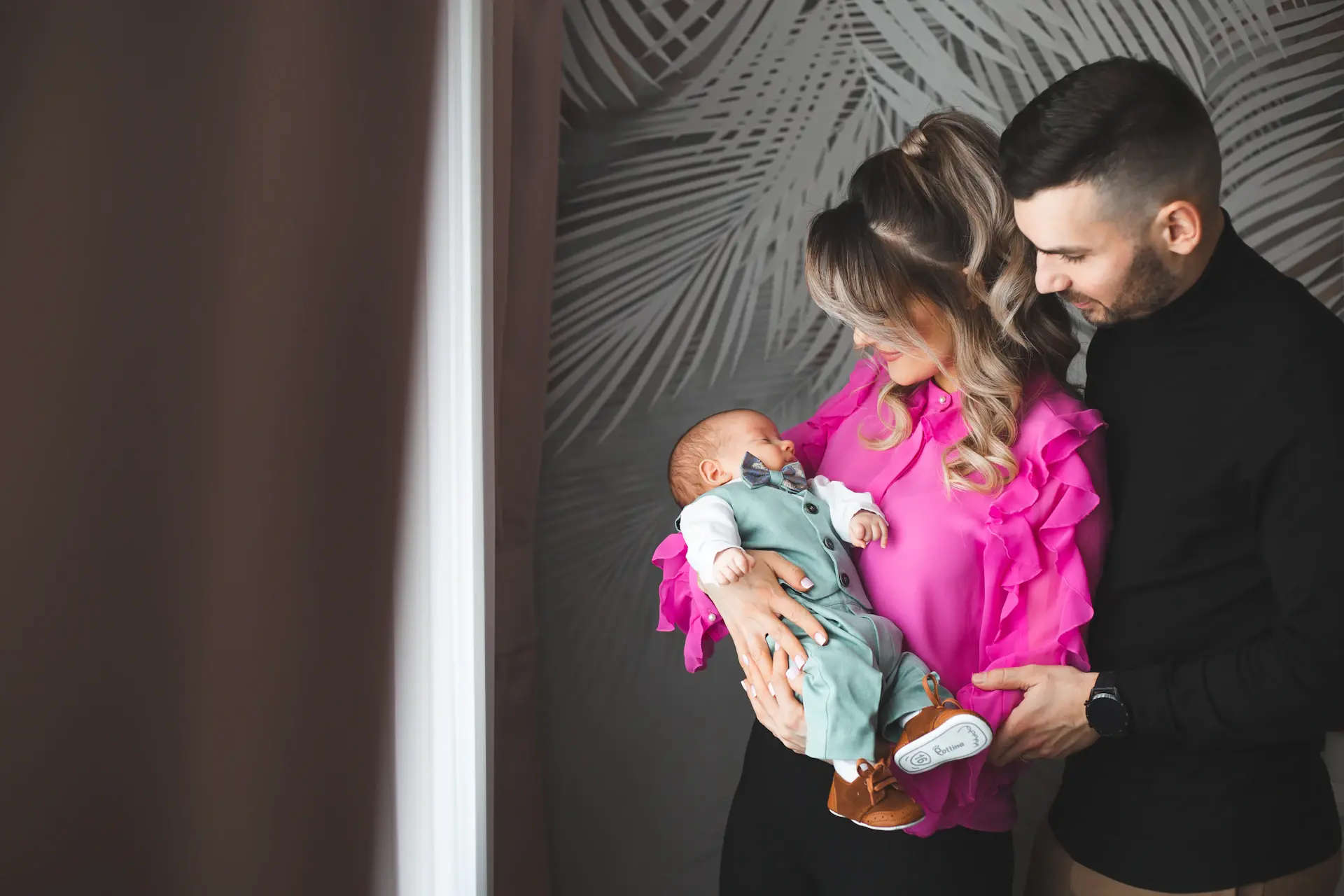 Chuyên viên Care With Love và mẹ thư giãn cùng bé trong không gian phòng khách