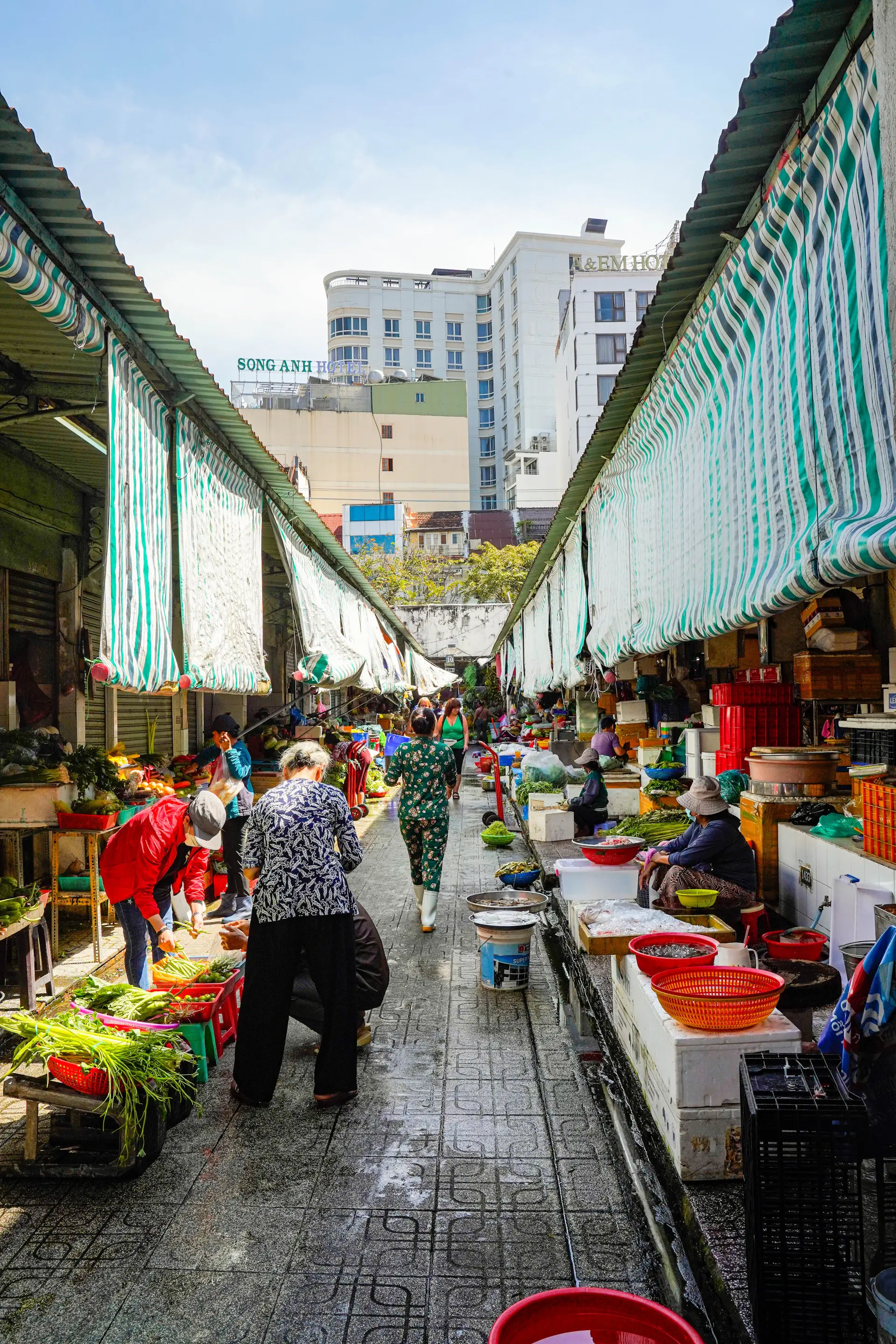 Quang cảnh nhộn nhịp bên trong một khu chợ truyền thống Sài Gòn