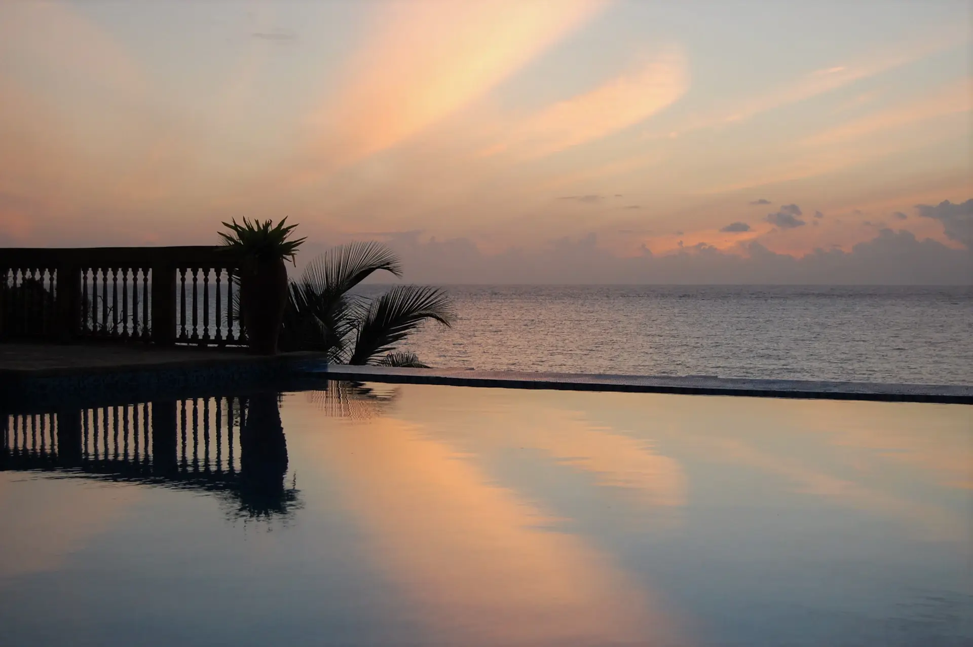 Infinity pool aligned to the horizon